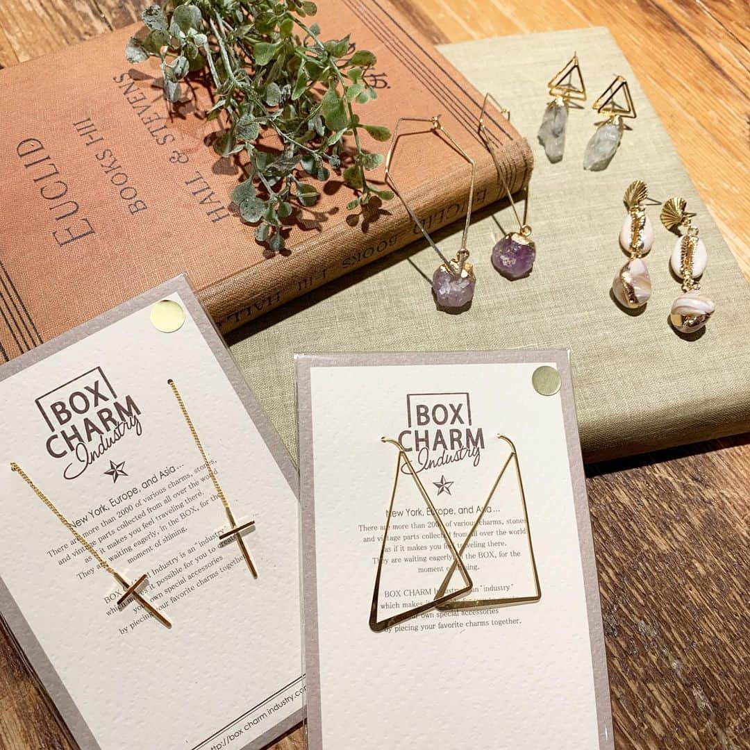 BOX CHARM Industryさんのインスタグラム写真 - (BOX CHARM IndustryInstagram)「こんにちは🌞原宿店です✯ 18Kコーティングされていて色持ちの良いアメリカンピアスが ただいま50%OFFの500円で購入出来ます〜♡ 天然石など付けてオリジナルのピアスに出来ますよ〜！ #boxcharm #boxcharmindustry #harajuku #pierce #hanamade #summerpierce #sale #visittokyo  #boxcharmindustry原宿本店  #ボックスチャーム #ボックスチャームインダストリー #原宿  #ピアス #ハンドメイド #夏ピアス #セール #東京観光」7月15日 11時38分 - bcindustry_