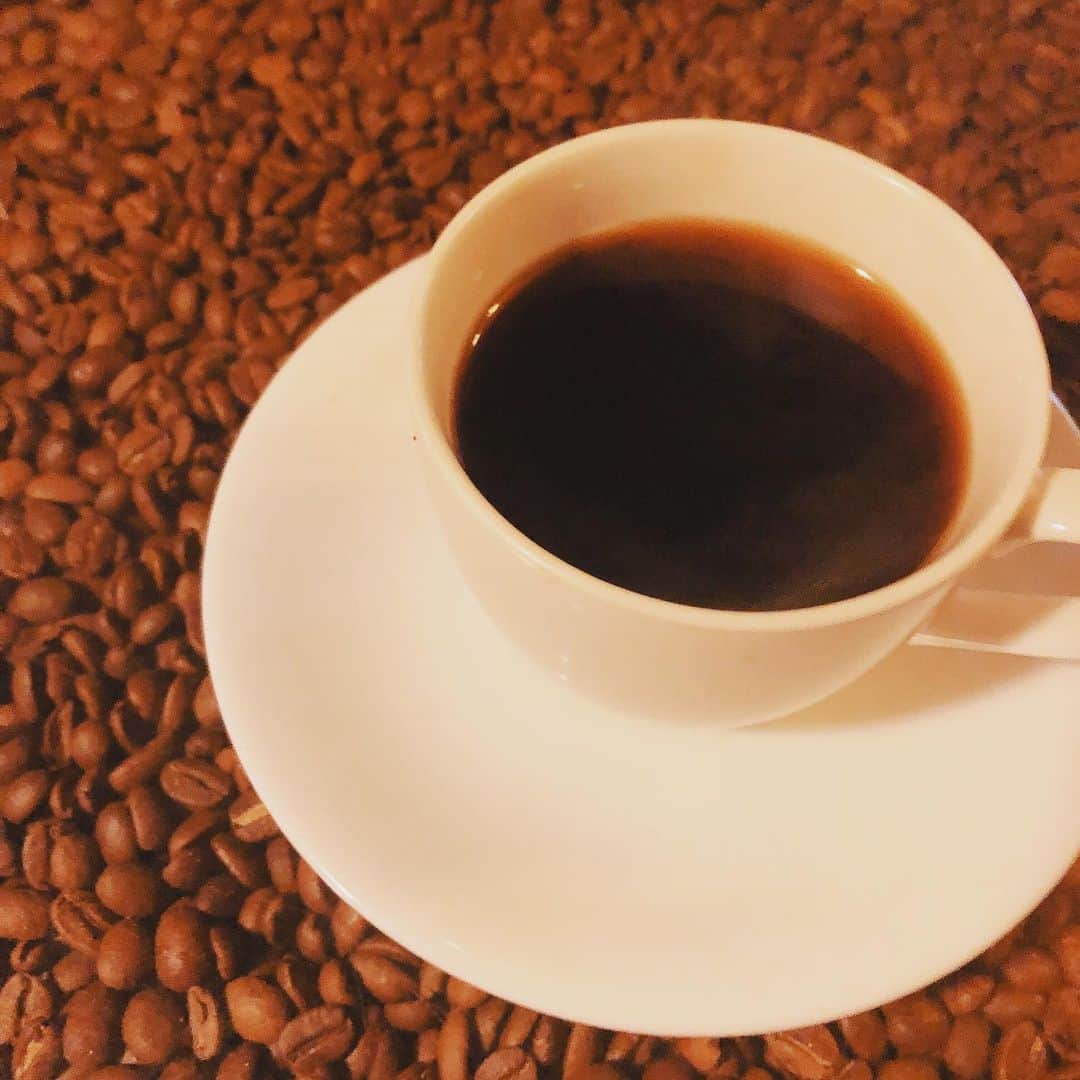 上田祥子さんのインスタグラム写真 - (上田祥子Instagram)「朝から新宿の喫茶店で打ち合わせ。昭和のままな空間、心地よい。 #喫茶店 #coffee #instacoffee #珈琲 #max」7月15日 11時39分 - uedasachikoinsta