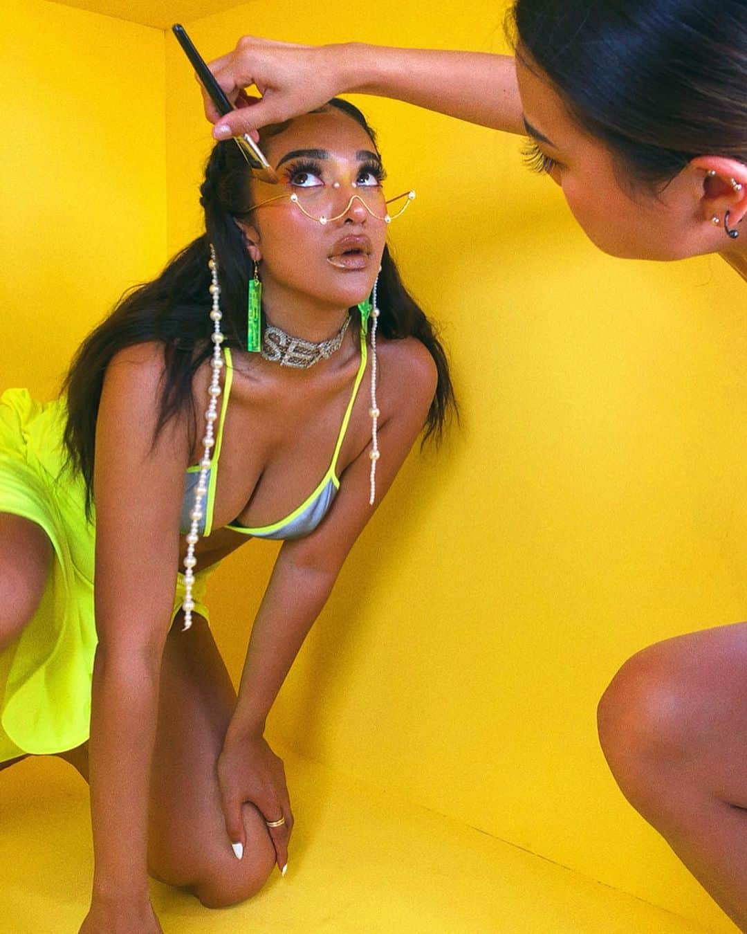 ユリサのインスタグラム：「I love the confidence that makeup gives me🔥 とあるアーティストのMV撮影♬誰でしょう？ ·͜· ㊙️ #shoot #musicvideo #dance」