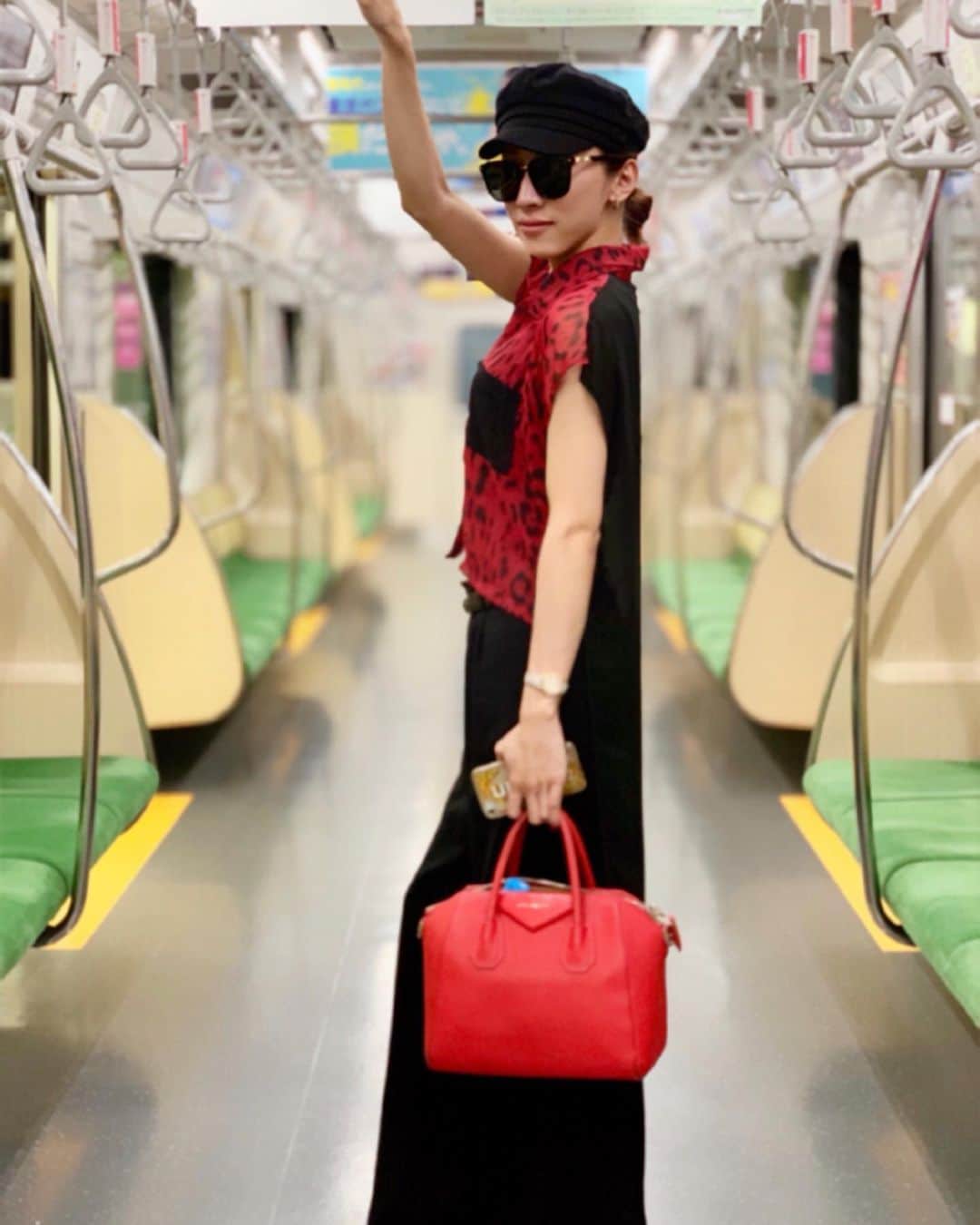 のインスタグラム：「． そう、私が電車に乗ろうとすると そこは無人。笑（怖） 昨日は姫のライブに参戦。 ヒールを脱ぎ捨て 私としげみは我を忘れてブッッチ上がってしまった。 ものっっっすごく楽しかった‼︎ ファンの方の一体感もやばみっくすだった‼︎ そして今回とある曲の同じ所で珍しく… 気持ちを抑えきれず泣いてしまうという。 あらあら、私また姫の音楽に救われちゃった。 ． 姫👸最高の時間をありがとうございました😭💖 みーたん大好きなのっっっ！！🧚‍♀️💘 @a.you  @shigemipabo  #TROUBLEツアー2019  #misunderstood」