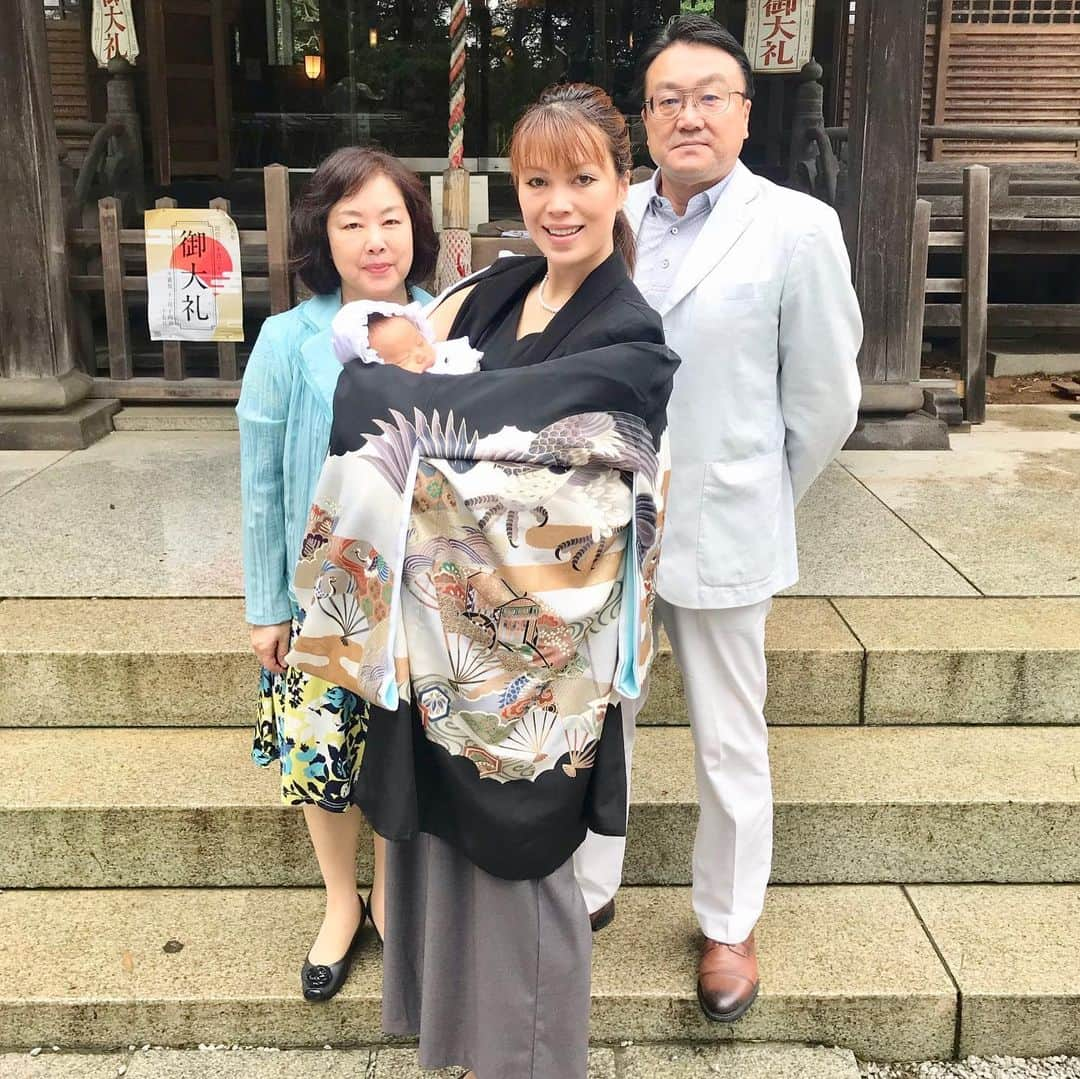 輝良まさとさんのインスタグラム写真 - (輝良まさとInstagram)「・ 真那人、昨日はお宮参りへ行ってきました❣️ ・ うわー、雨かぁー💦と思っていたのですが、午後から雨が止んで自宅を出発してから家に帰るまで傘なしで行くことができました😆🙌 ・ お宮参り中はぐっすりよく寝てくれてて、会食中も起きてたけど泣かずにいい子にしてくれてて助かったし、関西から両親と一緒に来てくれたルイ君にも会えて良かったね❤️ ・ 元気に健やかに大きくなりますように❤️ ・ ・ 両家の両親が会うのは2年前の賢人の葬儀の時ぶり… あの時はみんな大泣きしてて、『次お会いする時は笑顔で会えるといいですね』と両親同士話してましたが、昨日はお互いの両親とも満面の笑顔で笑い溢れる再会になって本当に良かったです😭💓 ・ ・ #天使ママ#レインボーベビー#レインボーベビー真那人#令和元年ベビー#6月生まれ#6月11日生まれ#20190611#乳幼児#1ヶ月#赤ちゃん#赤ちゃんのいる生活#可愛い#愛おしい#新米ママ#育児#手探り#奮闘中#頑張ります#お宮参り#行ってきました#袴ロンパース#可愛かった#いい子にできたね#両家両親#笑顔の再会」7月15日 11時53分 - kirahama0703