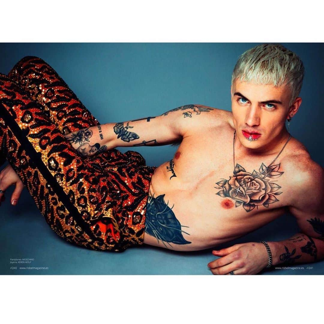 Moschinoさんのインスタグラム写真 - (MoschinoInstagram)「#Repost @newheartnyc ・・・ New Work for @risbelmagazine  Featuring @tannerareese  in @moschino  #styled by me @newheartnyc  #photo @bellsoto  #grooming @nathanrosenkranz  #fashionassistant @marissaalea  #moschino #stylist #mens #menswear #risbelmagazine」7月15日 3時05分 - moschino