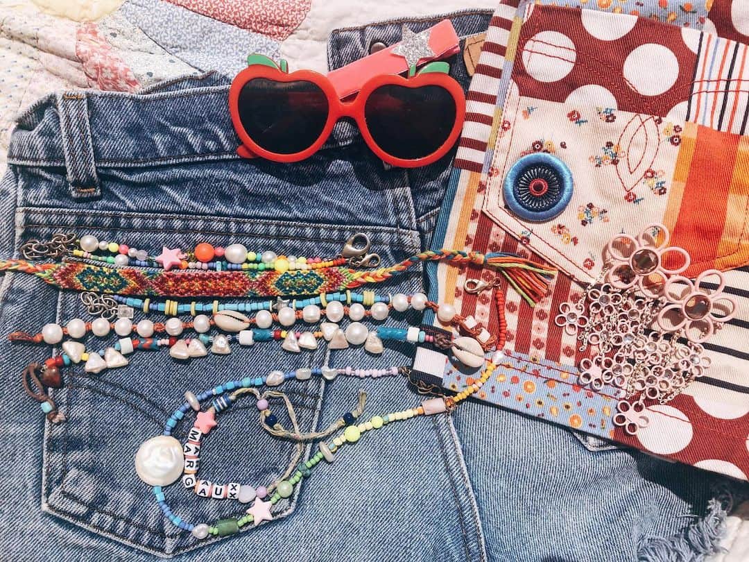 ダニジョーのインスタグラム：「Beach essentials 🏖」