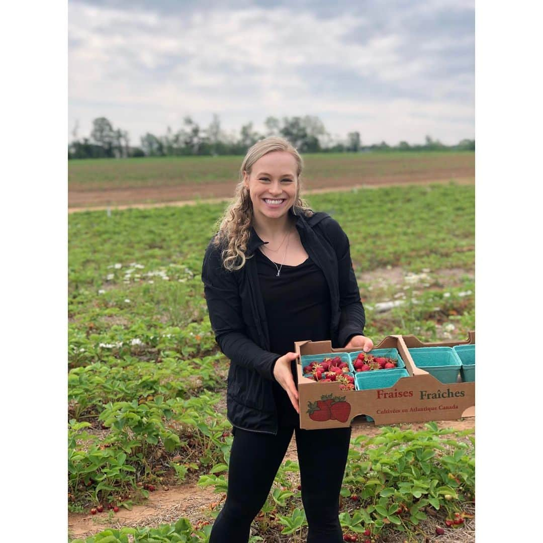 エリー・ブラックさんのインスタグラム写真 - (エリー・ブラックInstagram)「Just a very happy girl enjoying the little things in life 🍓#strawberrypicking #eatlocal #smile」7月15日 3時08分 - ellieblack_