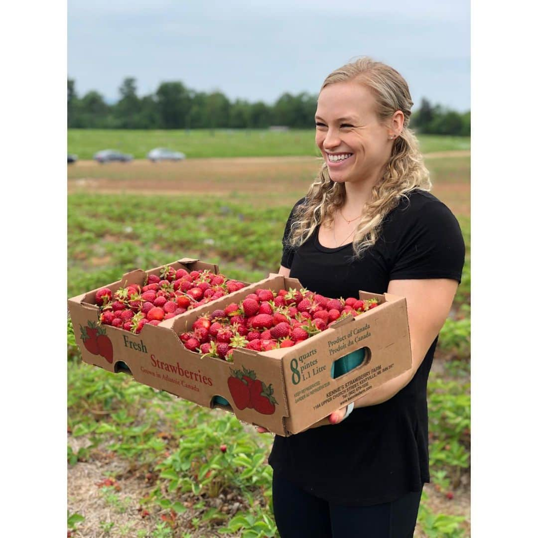 エリー・ブラックさんのインスタグラム写真 - (エリー・ブラックInstagram)「Just a very happy girl enjoying the little things in life 🍓#strawberrypicking #eatlocal #smile」7月15日 3時08分 - ellieblack_