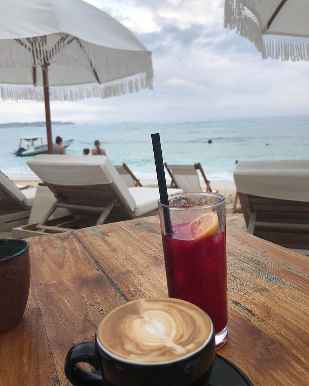 アリシア・シルヴァーストーンさんのインスタグラム写真 - (アリシア・シルヴァーストーンInstagram)「Hi #Lembongan. Oh no I'm having a cappuccino again 😋 The secret to the cappuccino in Bali is they make fresh coconut milk and almond milk with no sugar almost everywhere…why not In LA? Although I’m happy they don’t, as I would be forced to drink more coffee 😉 Today we scootered around all morning seeing the blue lagoon and devil's tears. Then we went snorkeling and cleaned up plastic in the ocean while looking at all the amazing fish 😢」7月15日 3時15分 - aliciasilverstone