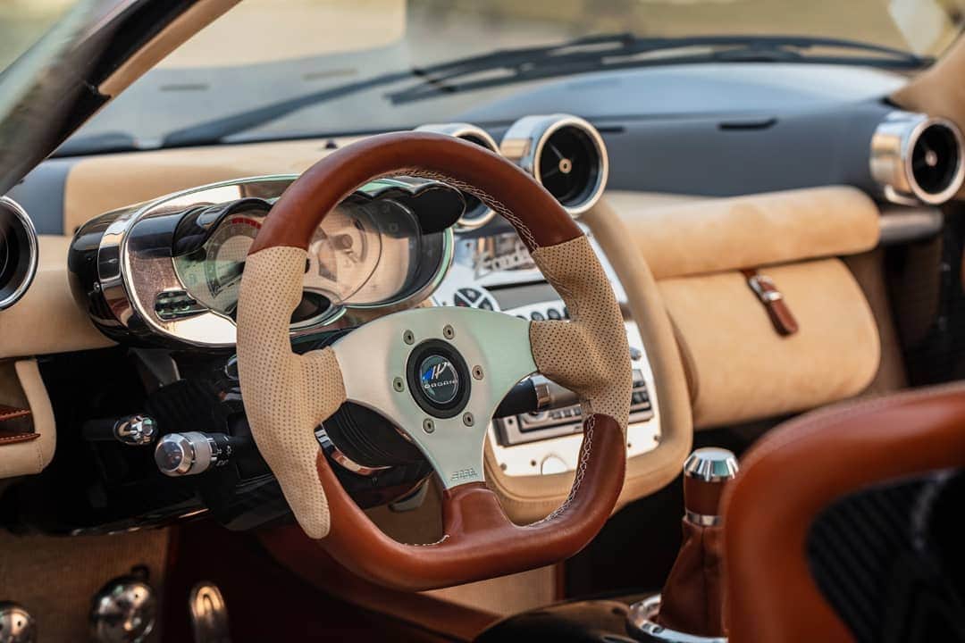 パガーニ・アウトモビリのインスタグラム：「Not meant to follow, but rather start, fashions.  The everlasting interiors of the Zonda C12.  #zonda20 #pagani #zonda #zondac12」