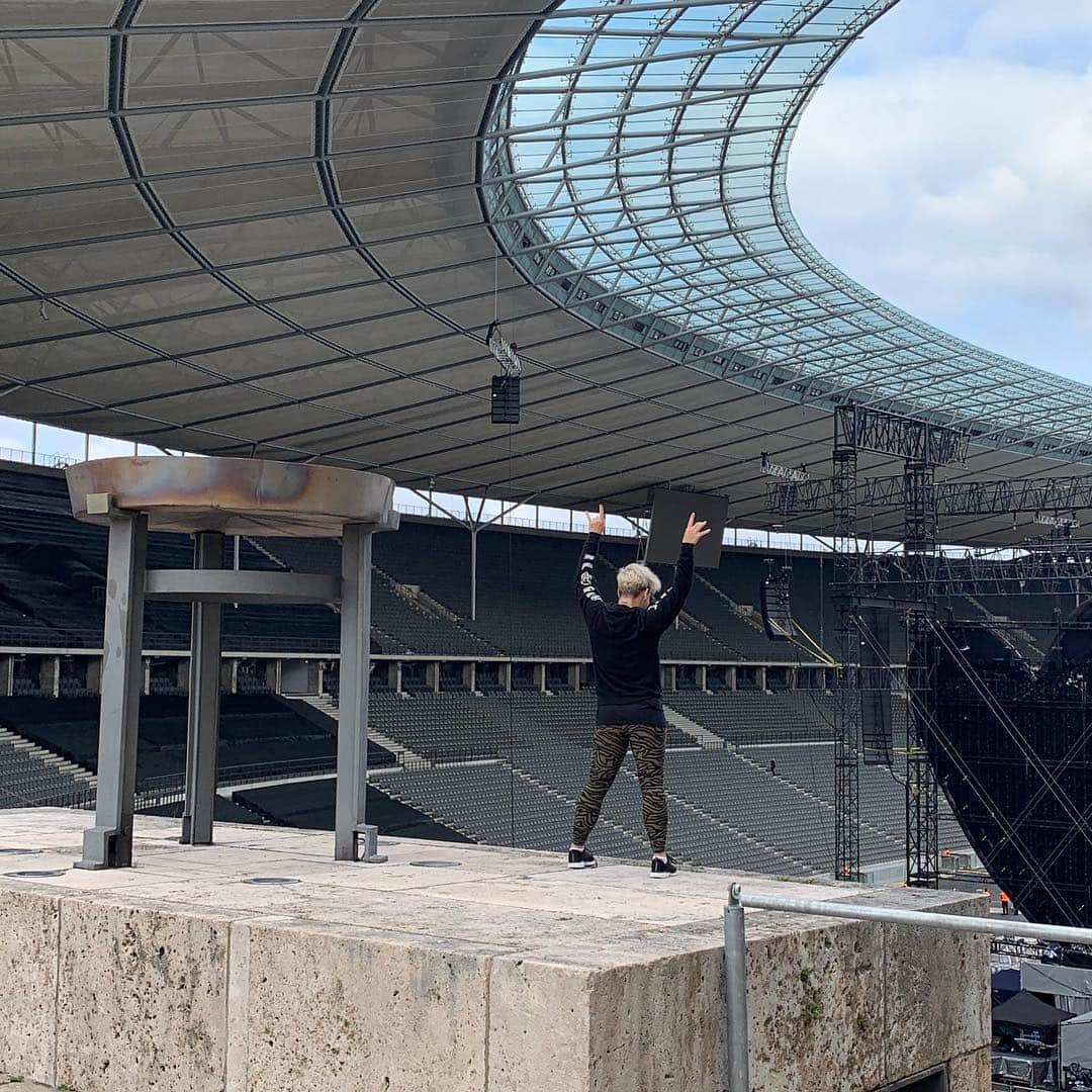 ケアリー・ハートさんのインスタグラム写真 - (ケアリー・ハートInstagram)「Mama @pink at the top of the Olympic steps! Ready to rock this stadium. #Berlin #BadAss」7月15日 3時27分 - hartluck