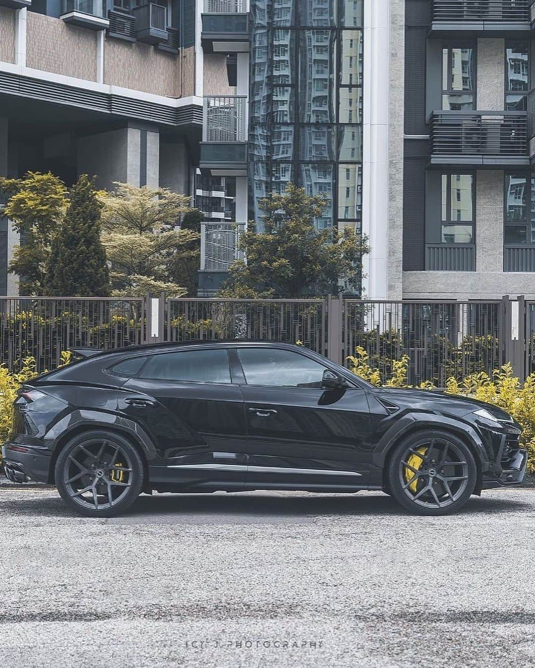 CARLiFESTYLEさんのインスタグラム写真 - (CARLiFESTYLEInstagram)「Super SUV. The Urus on @brixtonforged What do you guys think? #carlifestyle @reinartdesign @icyj95 #Urus」7月15日 3時20分 - carlifestyle