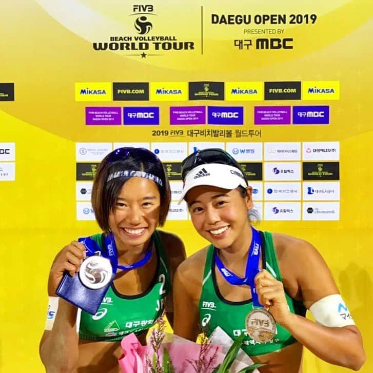 坂口佳穂さんのインスタグラム写真 - (坂口佳穂Instagram)「World Tour 1star Daegu 🇰🇷 2 place 🥈Return to Narita and go to Espinho!🇵🇹✈️ サングラスしてないと目かっぽじってるのバレるな〜🙂 イップダ〜なスタッフのみんなと🧡夜遅くまでありがとうございました！  #fivb#beachvolleyball#大邱  #マイナビ#ダイキアクシス #チネチッタ #adidas #essクロスボウ #ビオレUV#アスリズム #坂口佳穗#村上礼華 #kahoreika @carinodea」7月15日 3時26分 - s_ka_ho