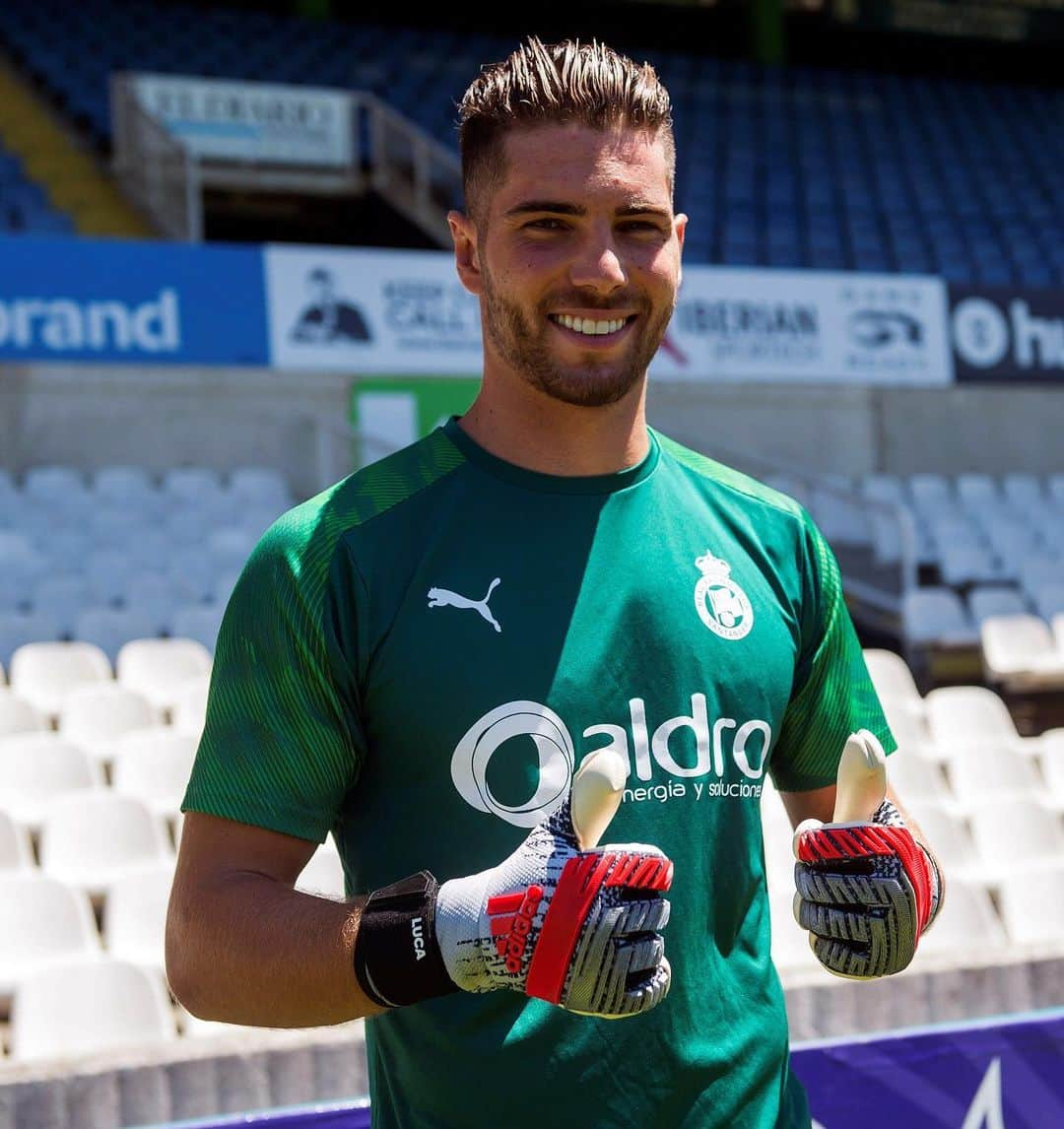 LFPさんのインスタグラム写真 - (LFPInstagram)「@luca Zidane poses as a new @realracingclub goalkeeper! 😄👍🏻 • #RealRacing #LucaZidane #Zidane #LaLiga123 #LaLiga #LaLigaTransfers #Goalkeeper」7月15日 3時30分 - laliga