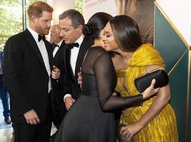 E! Onlineさんのインスタグラム写真 - (E! OnlineInstagram)「Royalty hanging out with royalty, no big deal. 👑🐝 #TheLionKing (📷: Getty Images)」7月15日 3時31分 - enews