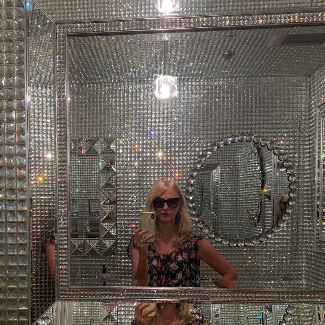 ナネットレポーのインスタグラム：「Posh Powder Room✨ #reneelewis」