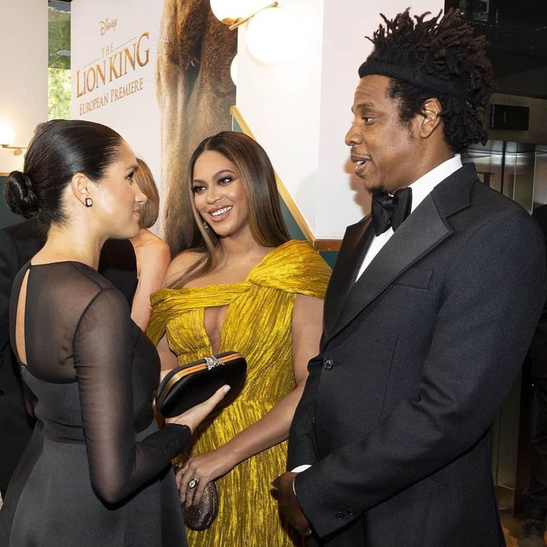 ELLE Magazineさんのインスタグラム写真 - (ELLE MagazineInstagram)「I can feel the love tonight! Two QUEENS have united on the red carpet at #TheLionKing premiere. Click the link in bio for to hear #Beyonce talk baby Archie with #MeghanMarkle. 👑👑」7月15日 3時32分 - elleusa