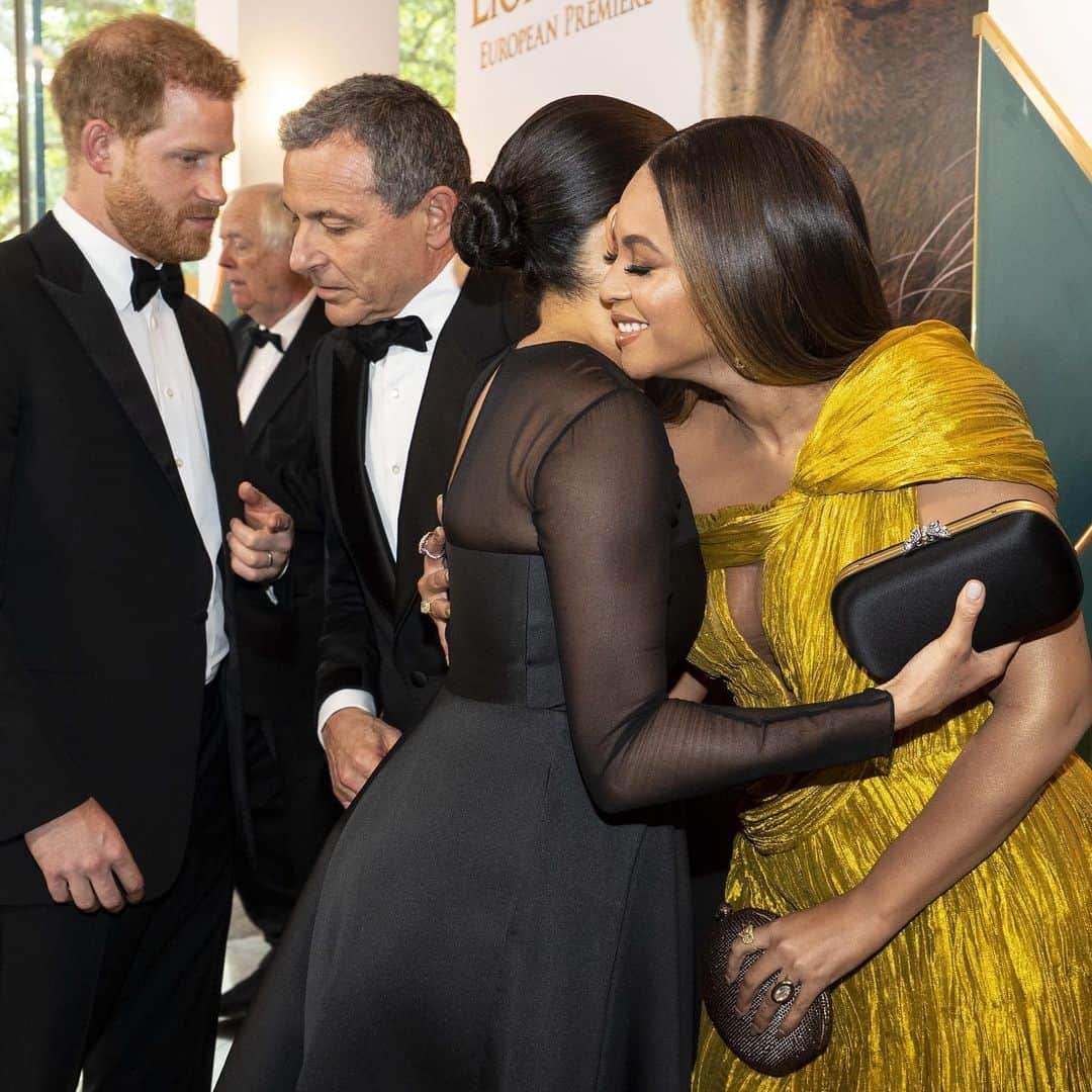 ELLE Magazineさんのインスタグラム写真 - (ELLE MagazineInstagram)「I can feel the love tonight! Two QUEENS have united on the red carpet at #TheLionKing premiere. Click the link in bio for to hear #Beyonce talk baby Archie with #MeghanMarkle. 👑👑」7月15日 3時32分 - elleusa