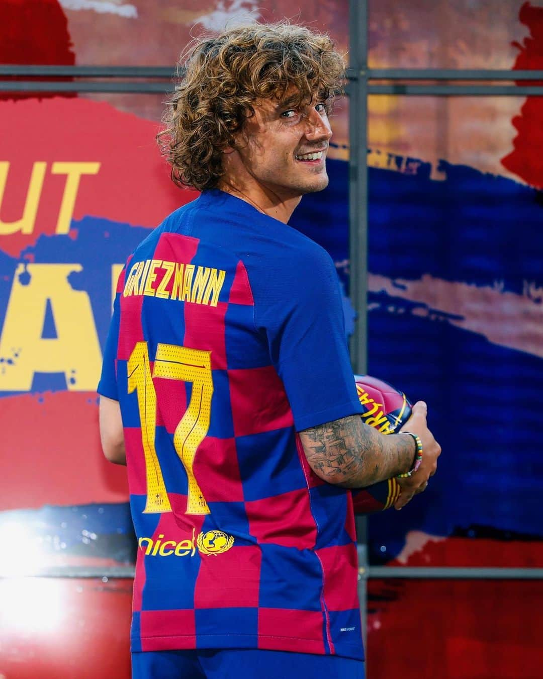 FCバルセロナさんのインスタグラム写真 - (FCバルセロナInstagram)「🤩 @AntoGriezmann is 🔵🔴 🤩 Ya viste de 🔵🔴 🤩 Ja vesteix de 🔵🔴 🙌 #GR1E7MANN」7月15日 3時34分 - fcbarcelona