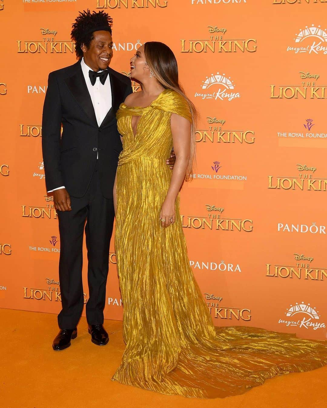 Just Jaredさんのインスタグラム写真 - (Just JaredInstagram)「@beyonce looks stunning in a @congtriofficial gown alongside husband Jay-Z at the London premiere of @lionking! Lots more pics up now on JustJared.com. #Beyonce #JayZ #CongTri #TheLionKing Photos: Getty」7月15日 3時44分 - justjared