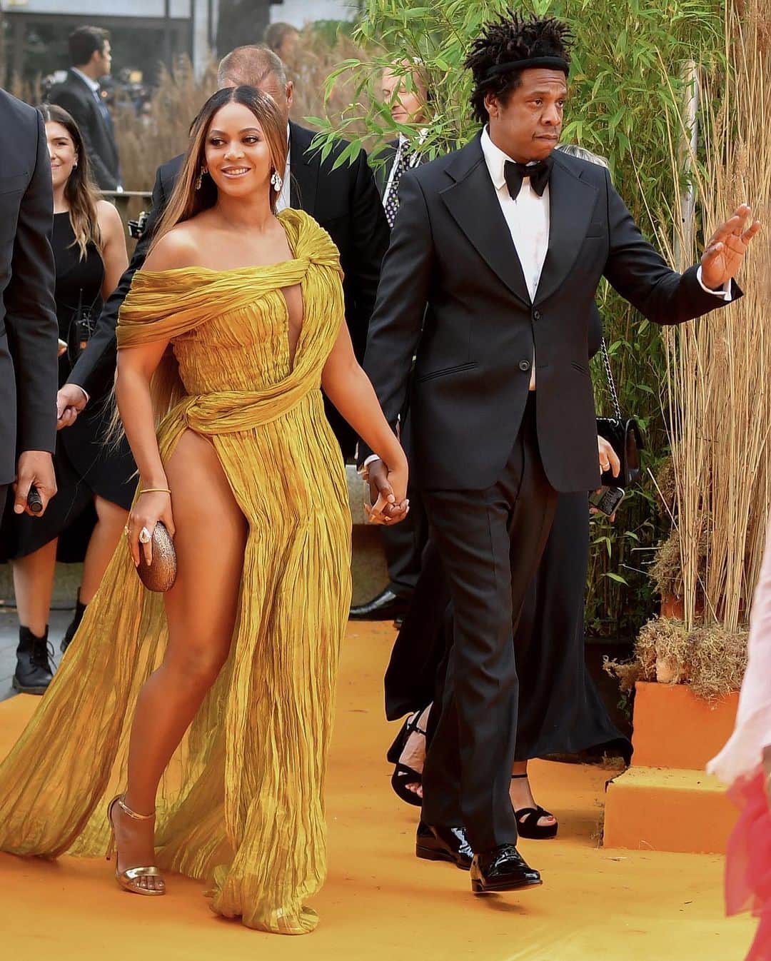 Just Jaredさんのインスタグラム写真 - (Just JaredInstagram)「@beyonce looks stunning in a @congtriofficial gown alongside husband Jay-Z at the London premiere of @lionking! Lots more pics up now on JustJared.com. #Beyonce #JayZ #CongTri #TheLionKing Photos: Getty」7月15日 3時44分 - justjared
