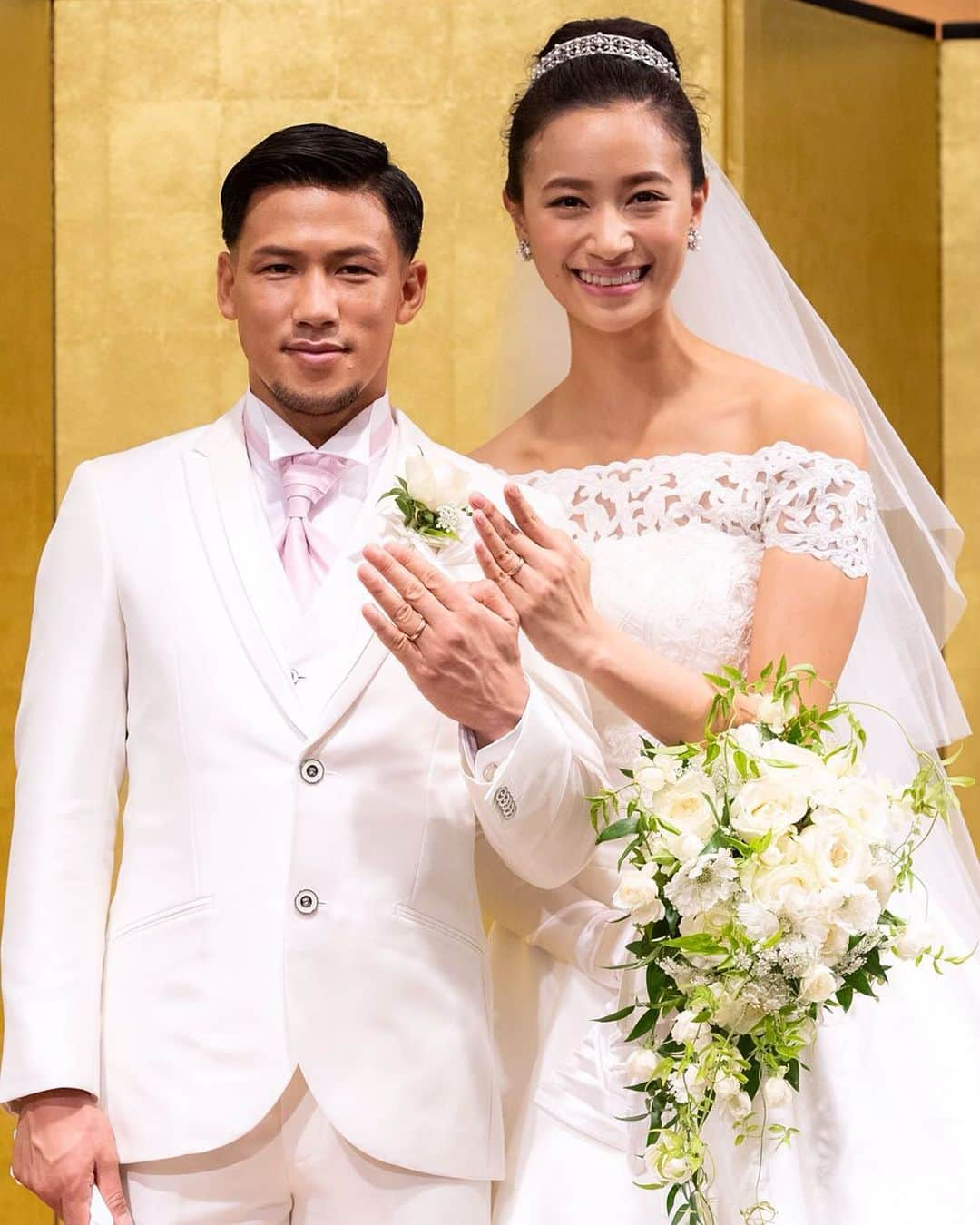 卜部弘嵩さんのインスタグラム写真 - (卜部弘嵩Instagram)「🤵🏽👰🏻 #結婚披露宴 前の #記者会見 #卜部弘嵩 #高橋ユウ #happywedding #指輪」7月15日 3時43分 - hirotakaurabe