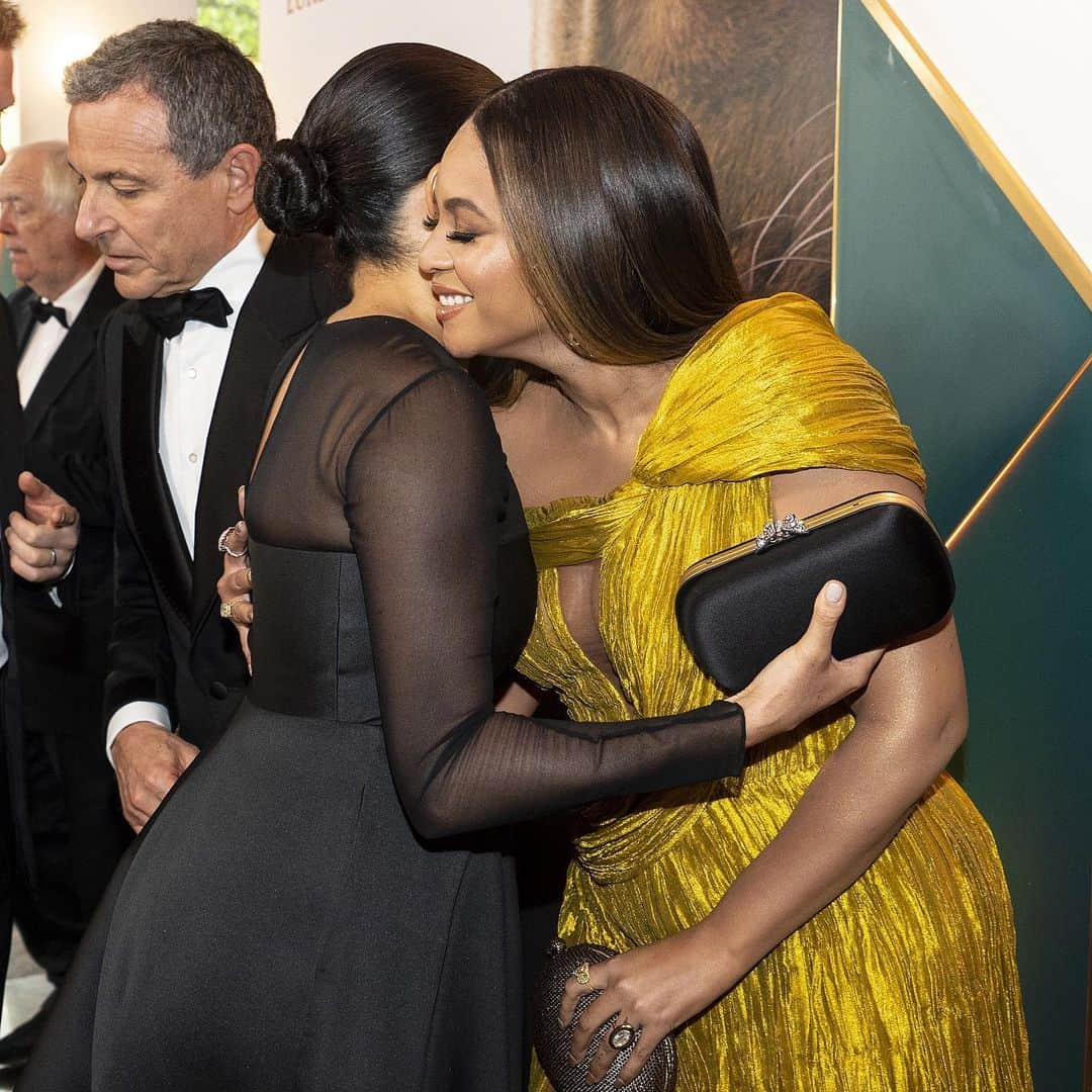 Just Jaredさんのインスタグラム写真 - (Just JaredInstagram)「The British royals meet the American royals! Here’s the moment when Prince Harry and Meghan Markle met @beyonce and Jay-Z at the @lionking London premiere! #PrinceHarry #MeghanMarkle #Beyonce #JayZ #TheLionKing Photos: Getty」7月15日 3時54分 - justjared