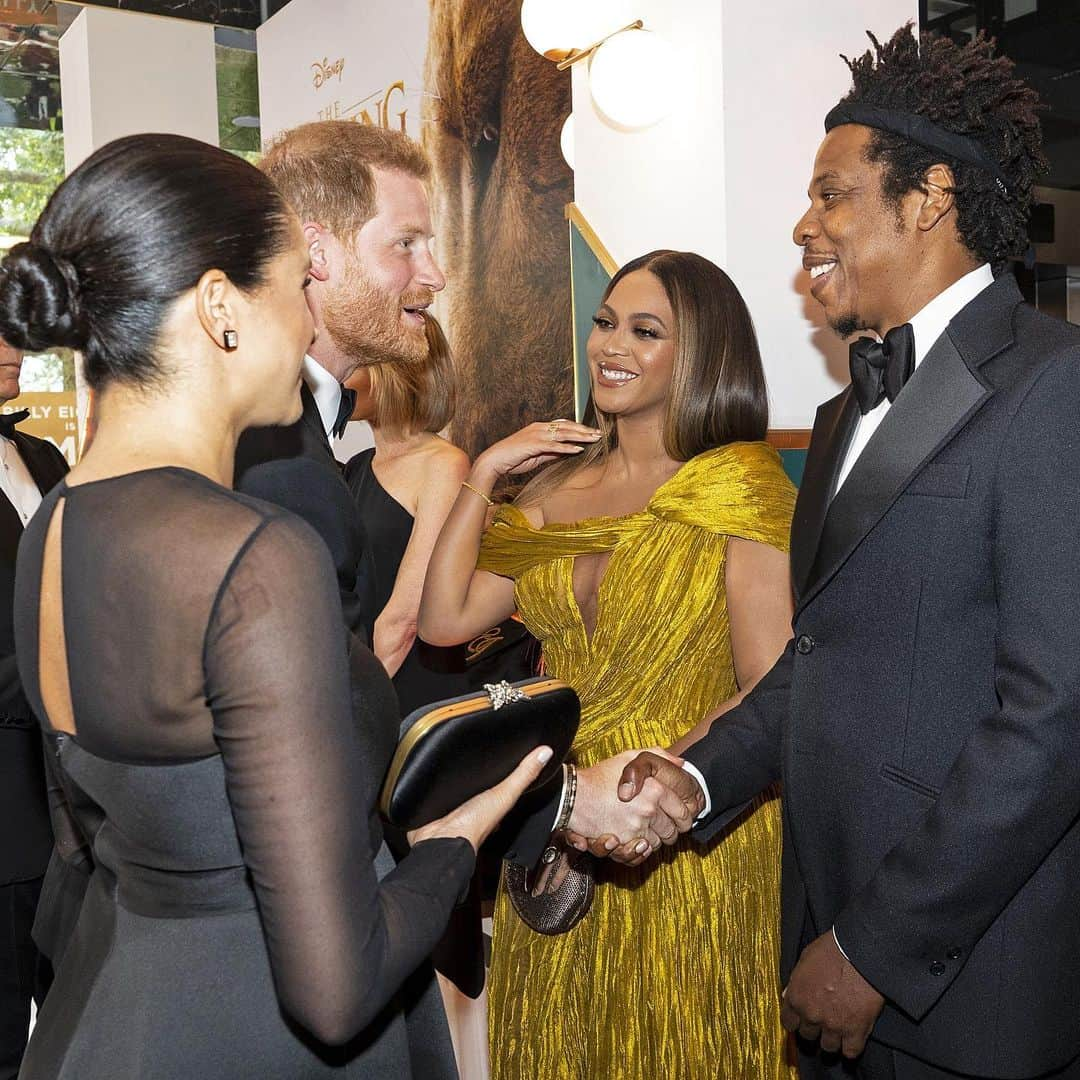 Just Jaredさんのインスタグラム写真 - (Just JaredInstagram)「The British royals meet the American royals! Here’s the moment when Prince Harry and Meghan Markle met @beyonce and Jay-Z at the @lionking London premiere! #PrinceHarry #MeghanMarkle #Beyonce #JayZ #TheLionKing Photos: Getty」7月15日 3時54分 - justjared