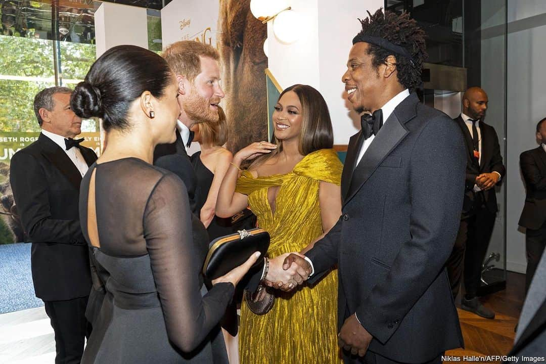 ABC Newsさんのインスタグラム写真 - (ABC NewsInstagram)「Prince Harry and Meghan Markle, the Duchess of Sussex, meet Beyoncé and Jay-Z while attending the European premiere of “The Lion King” in London. #disney #lionking #royals #beyonce #meghan #harry #jayz #movie #premiere」7月15日 3時53分 - abcnews