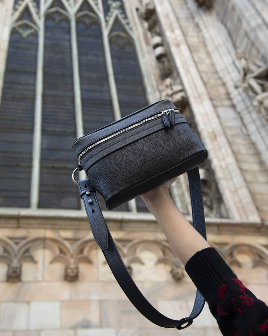 サルヴァトーレ・フェラガモさんのインスタグラム写真 - (サルヴァトーレ・フェラガモInstagram)「A cross-body bag from the #FerragamoPF19 collection pictured in Milan, as a nod to the special relationship shared with the city #withFarfetch」7月15日 3時50分 - ferragamo