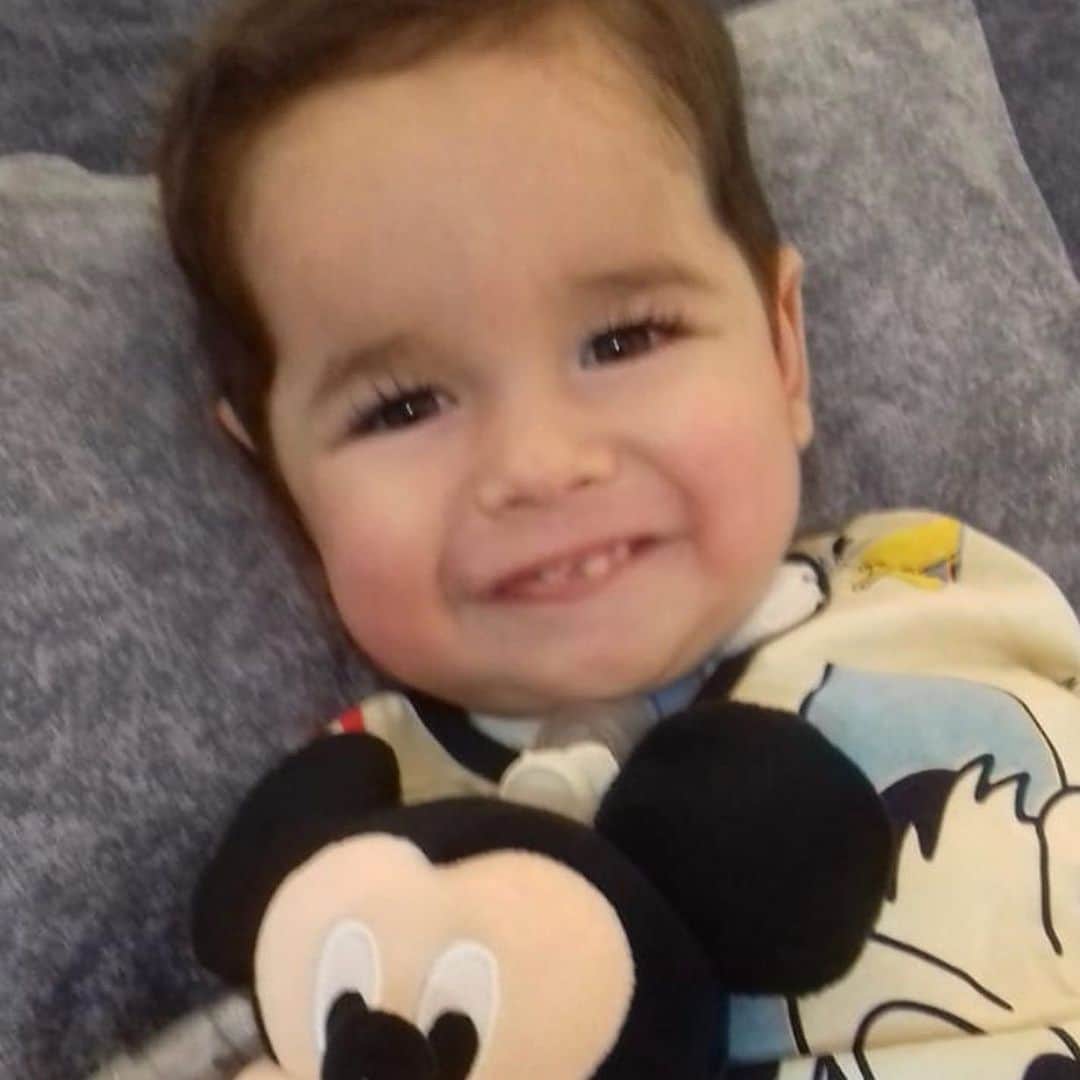 Eliana Michaelichin Bezerraのインスタグラム：「Que triste notícia pra dar. @ameyuriaugusto não suportou a #AME. Desta vez ela venceu e não tivemos tempo de salvá-lo, como aconteceu com @ameayla, @ameannalaura e @ameeajudelele que, com a ajuda de todos nós, CONSEGUIRAM comprar o remédio que custa mais de dois milhões de reais ( as 6 primeiras doses). Quero agradecer imensamente a todos que oraram , doaram e divulgaram a história deste anjinho.Que Deus conforte o coração desta mãe e deste pai. Meus mais profundos sentimentos. Infelizmente o governo NÃO vai disponibilizar, até o momento, o tratamento com o remedio #spinraza para as crianças que têm AME que precisam de ventilação invasiva permanente por 24h. A  única salvação para esses bebês será através de doações. Vamos pedir e divulgar ao máximo a causa destas famílias para que o #Spinraza possa ser incorporado para TODAS as crianças com AME (Atrofia Muscular Espinhal). A AME MATA e é traiçoeira. Descanse em paz pequeno Yuri. Titia vai lembrar sempre deste seu lindo sorriso. #direitoavida #ministeriodasaude #spinrazanosus Errata: crianças com traqueostomia poderão receber o remédio desde que a ventilação invasiva não seja permanente por 24h.」