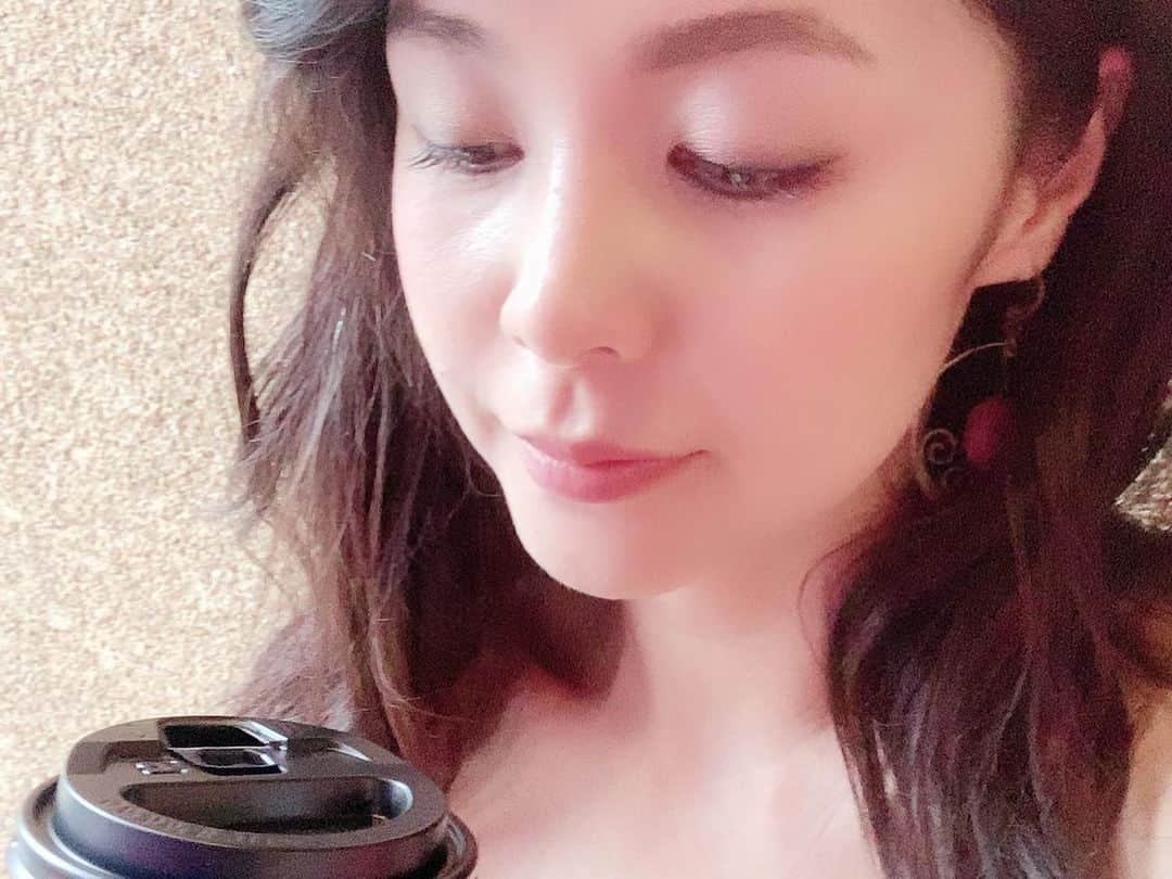 日下裕江さんのインスタグラム写真 - (日下裕江Instagram)「HANAVIVA  の合間に BLUE BLUE YOKOHAMAで 小休憩☕️ 横浜のインスタスポットで 1番好きな場所❣️ #blueblue横浜 #インスタスポット #インスタ映え #インスタ映えスポット #hanaviva #hanaviva2019 #小休憩 #coffeetime #cafetime #blue #yokohama #横浜」7月15日 4時11分 - hiroe___h