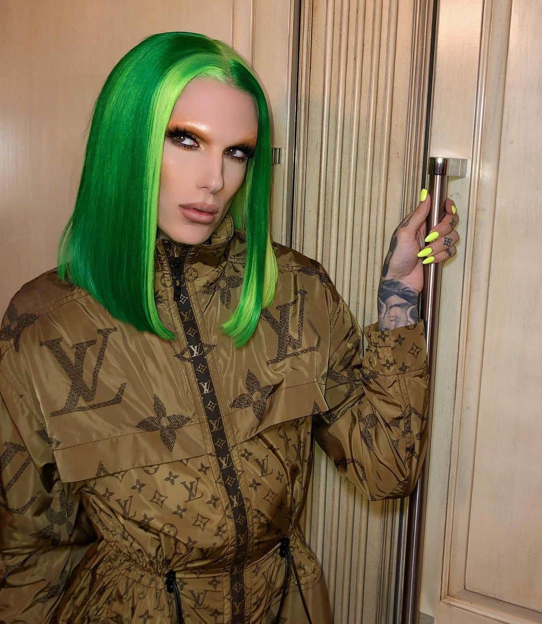 Jeffree Star Cosmeticsさんのインスタグラム写真 - (Jeffree Star CosmeticsInstagram)「FACE IS SET FOR LIFEEE! 💚 Makeup artist @boomkackmua used #MagicStar concealer shade C5 & setting powder in shade #Beige on Jeffree! 🔑 #jeffreestarcosmetics」7月15日 4時03分 - jeffreestarcosmetics