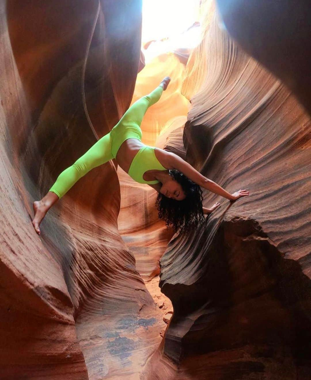 ALO Yogaさんのインスタグラム写真 - (ALO YogaInstagram)「“A mind that is stretched by a new experience can never go back to its old dimensions.” - Oliver Wendell Holmes, Jr. 🌎🙌 @nayitavp connects with the breathtaking magic of Antelope Canyon in this beautiful split 🧡 wearing her Limited Edition 7/8 High-Waist Airbrush Leggings & Ambient Neon Bra in Acid Lime 💚✨#aloyoga #yoga」7月15日 4時03分 - aloyoga