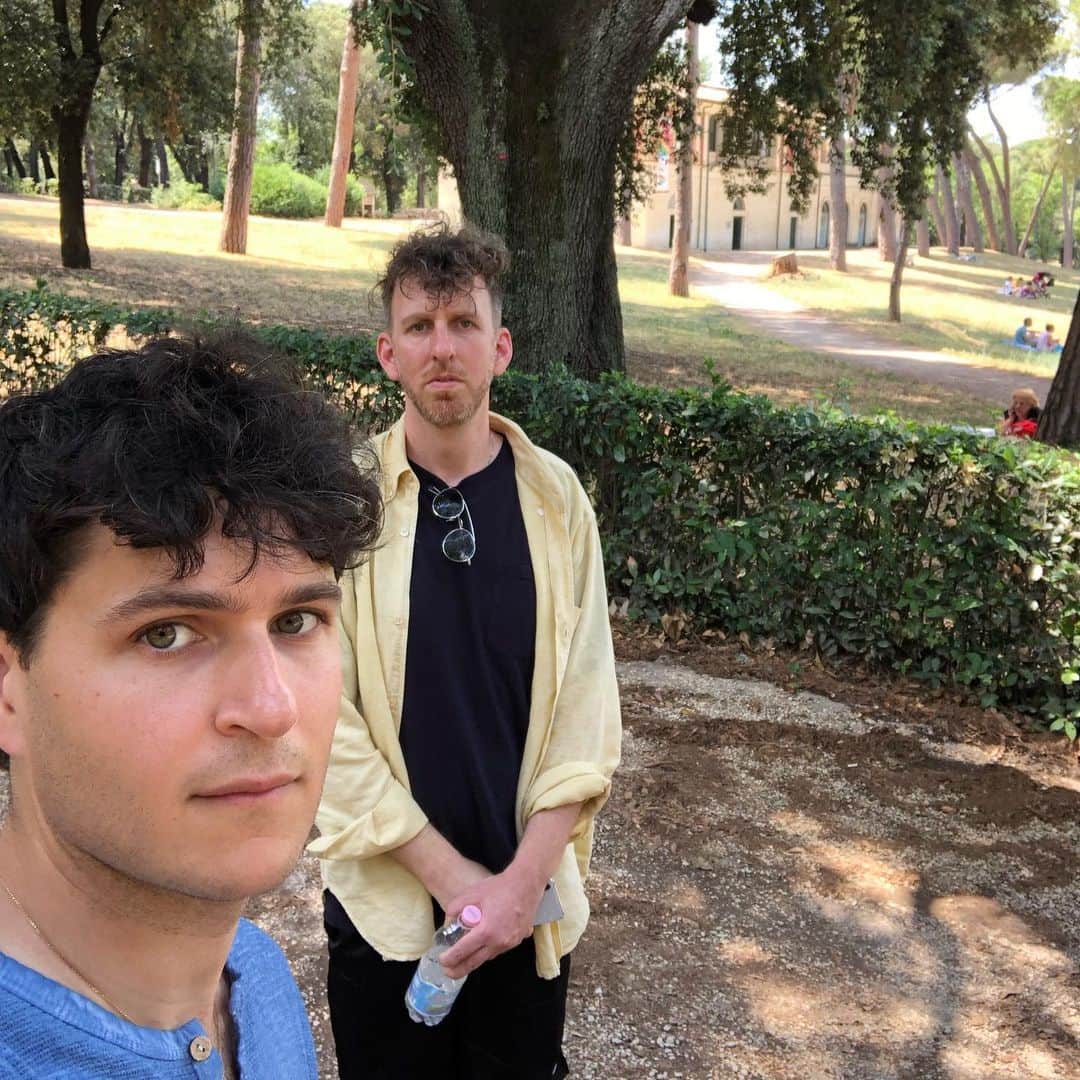 エズラ・クーニグのインスタグラム：「me & @arielrechtshaid in the park」