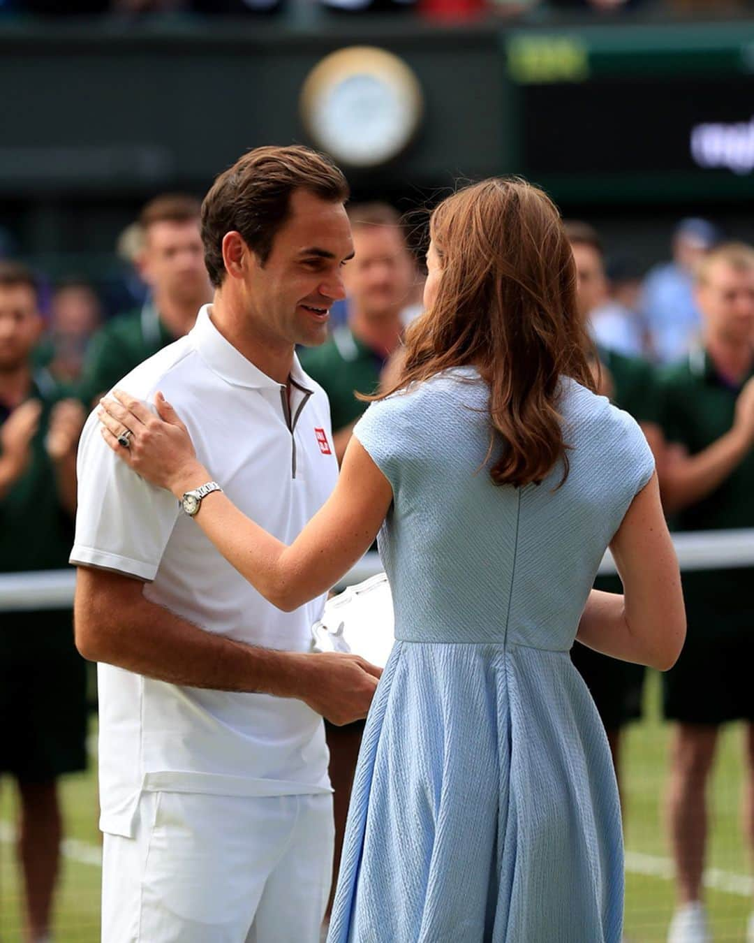 ウィリアム（ケンブリッジ公）さんのインスタグラム写真 - (ウィリアム（ケンブリッジ公）Instagram)「What an incredible, breathtaking Wimbledon final 🎾 @djokernole and @rogerfederer!  Congratulations Novak on your fifth #Wimbledon title!  The Duke of Kent, President of The All England Lawn Tennis Club, and The Duchess of Cambridge, Patron of The All England Lawn Tennis Club presented this year’s @Wimbledon Gentlemen’s Singles Final trophies 🏆 following the match.  Ahead of the final, The Duke and Duchess of Cambridge thanked the ballboys, ballgirls, staff and referees for their tireless work in making this year’s tournament a huge success. 📷Wimbledon/PA」7月15日 4時09分 - princeandprincessofwales