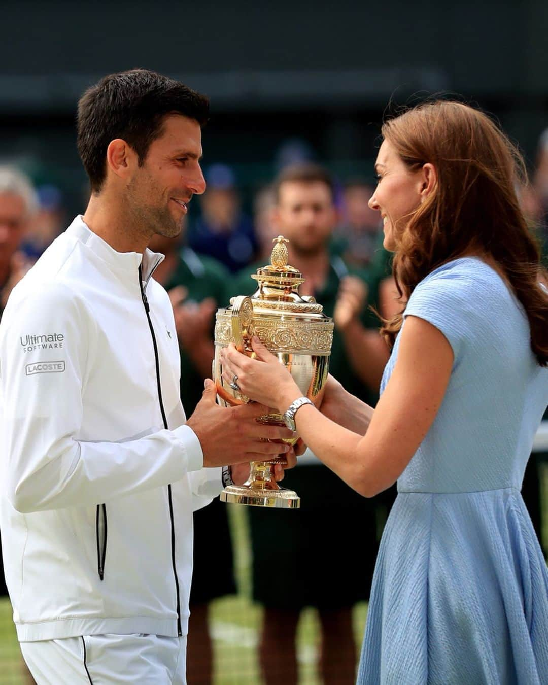 ウィリアム（ケンブリッジ公）さんのインスタグラム写真 - (ウィリアム（ケンブリッジ公）Instagram)「What an incredible, breathtaking Wimbledon final 🎾 @djokernole and @rogerfederer!  Congratulations Novak on your fifth #Wimbledon title!  The Duke of Kent, President of The All England Lawn Tennis Club, and The Duchess of Cambridge, Patron of The All England Lawn Tennis Club presented this year’s @Wimbledon Gentlemen’s Singles Final trophies 🏆 following the match.  Ahead of the final, The Duke and Duchess of Cambridge thanked the ballboys, ballgirls, staff and referees for their tireless work in making this year’s tournament a huge success. 📷Wimbledon/PA」7月15日 4時09分 - princeandprincessofwales