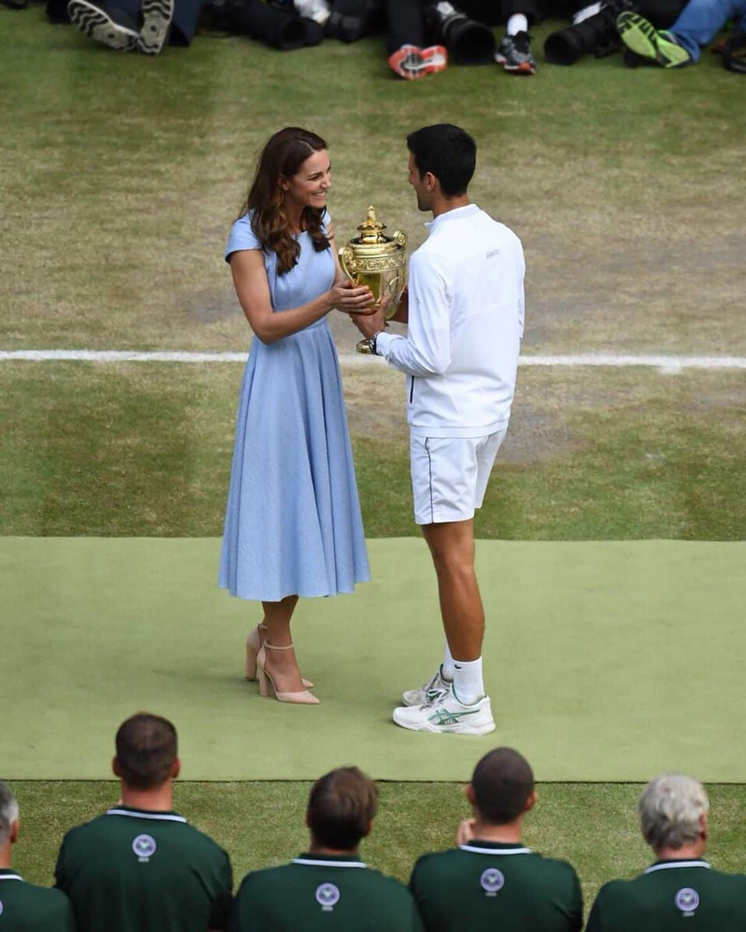 ウィリアム（ケンブリッジ公）さんのインスタグラム写真 - (ウィリアム（ケンブリッジ公）Instagram)「What an incredible, breathtaking Wimbledon final 🎾 @djokernole and @rogerfederer!  Congratulations Novak on your fifth #Wimbledon title!  The Duke of Kent, President of The All England Lawn Tennis Club, and The Duchess of Cambridge, Patron of The All England Lawn Tennis Club presented this year’s @Wimbledon Gentlemen’s Singles Final trophies 🏆 following the match.  Ahead of the final, The Duke and Duchess of Cambridge thanked the ballboys, ballgirls, staff and referees for their tireless work in making this year’s tournament a huge success. 📷Wimbledon/PA」7月15日 4時09分 - princeandprincessofwales