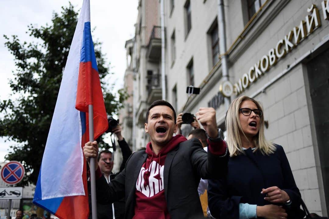 NBC Newsさんのインスタグラム写真 - (NBC NewsInstagram)「Russian opposition politician Ilya Yashin and candidate to the Moscow City Duma Lyubov Sobol attend a rally against efforts to stop opposition candidates to register for elections to the Moscow City Duma in central #Moscow. . Some 2,000 people protested in central Moscow on Sunday as opposition candidates accused city authorities of seeking to remove them from the ballot in elections for the city legislature. . 📷 Kirill Kudryavtsev / @afpphoto / @gettyimages」7月15日 4時17分 - nbcnews