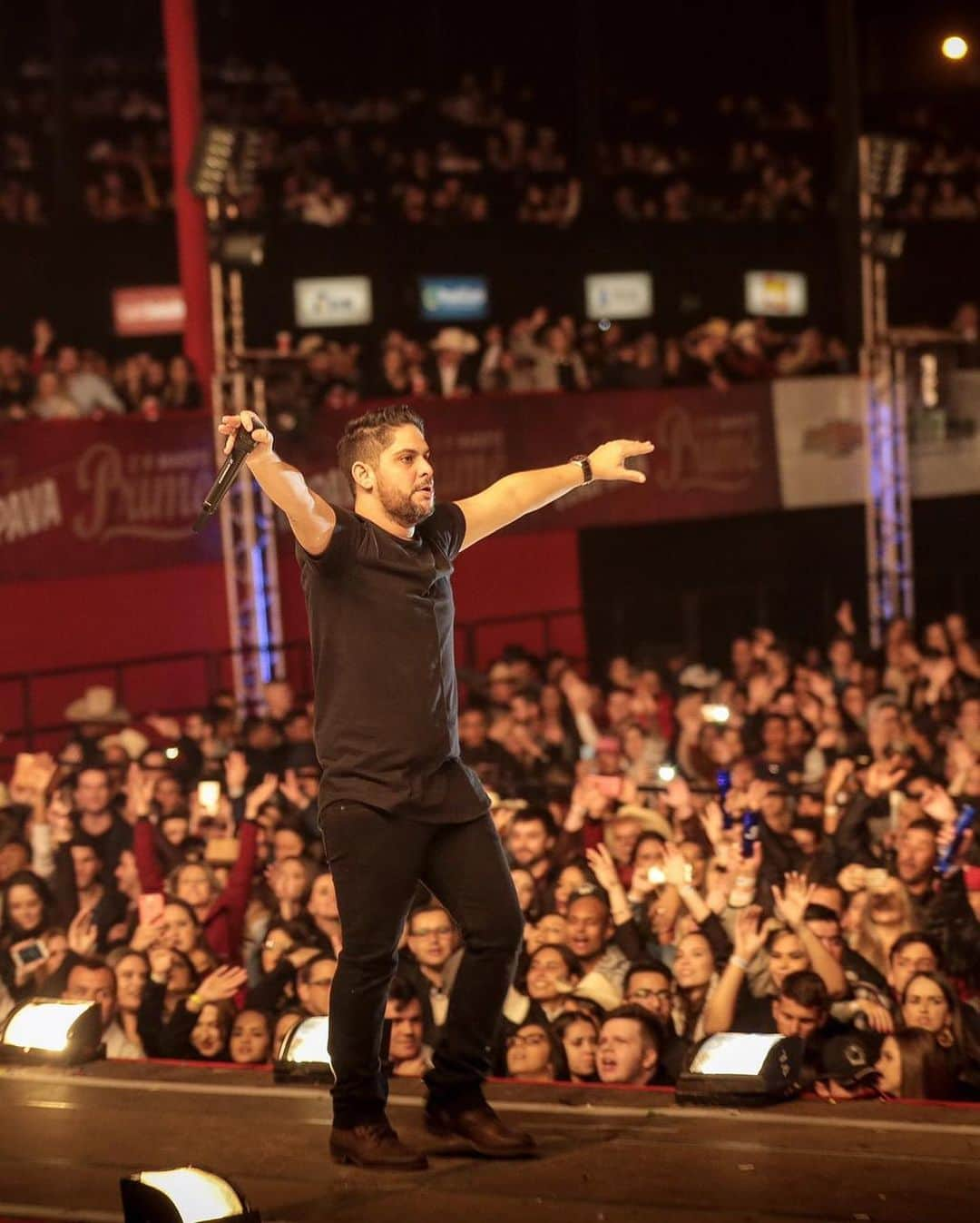 Jorge & Mateusさんのインスタグラム写真 - (Jorge & MateusInstagram)「Finalizando nossa tour em Minas Gerais. Guaxupé deu show de emoção! Em breve nos encontramos novamente! 👏❤️🙏🏻」7月15日 4時17分 - jorgeemateus