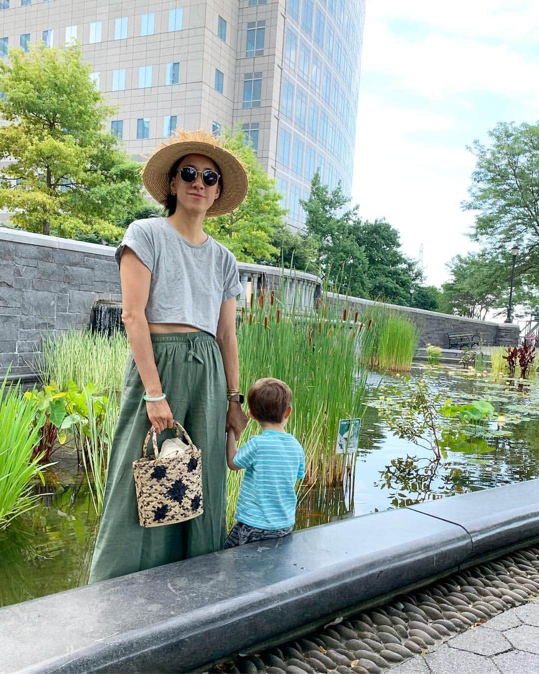 エヴァ・チェンさんのインスタグラム写真 - (エヴァ・チェンInstagram)「Sunday morning with Tao, who kept trying to leap into the koi pond 😑」7月15日 4時18分 - evachen212