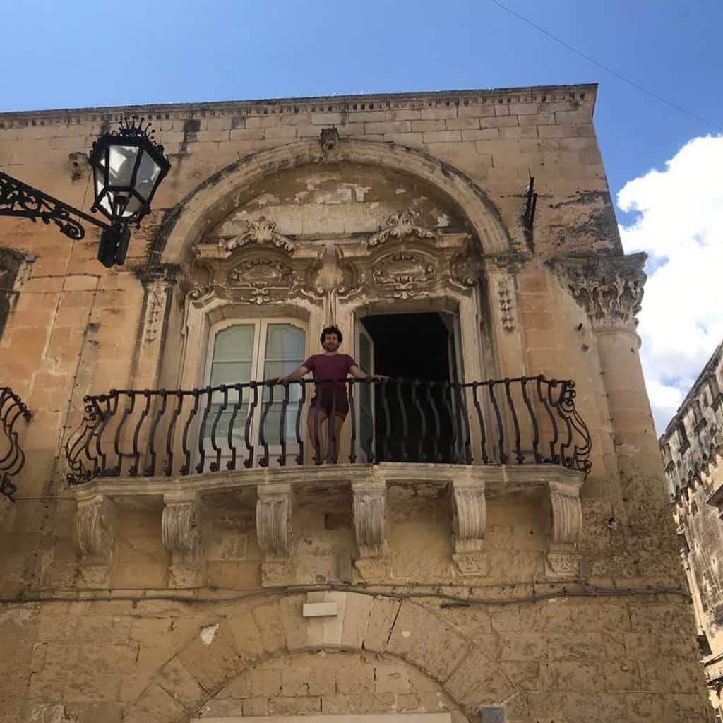 のインスタグラム：「Balcony moment @alexismabille shot @julietrannoy in #lecce #palazzo #balcony #history #moment #goodvibes #sunshine #summertime #italia」
