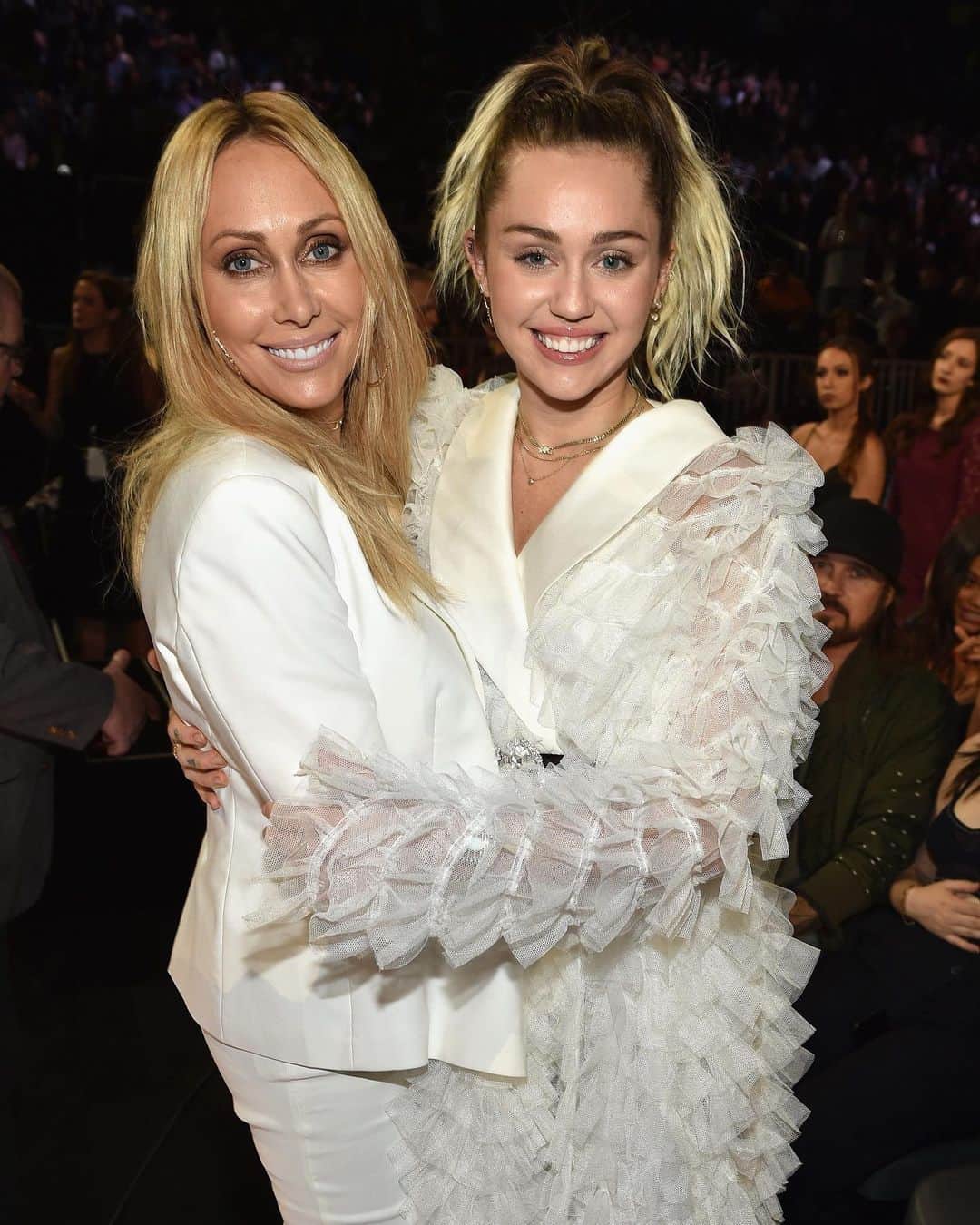 E! Onlineさんのインスタグラム写真 - (E! OnlineInstagram)「Miley Cyrus was on a plane with her family and team when the unthinkable happened and her mom thought they were going to die. Link in bio for their terrifying near-death experience that made them "lose their minds." (📷: Getty Images)」7月15日 4時25分 - enews