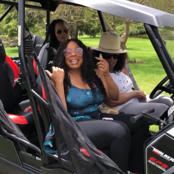 オプラ・ウィンフリーのインスタグラム：「Love driving my “skooters”. Most fun when other friends like @niecynash1. @davidoyelowo and @ava can’t keep up! #livinmybestlife」