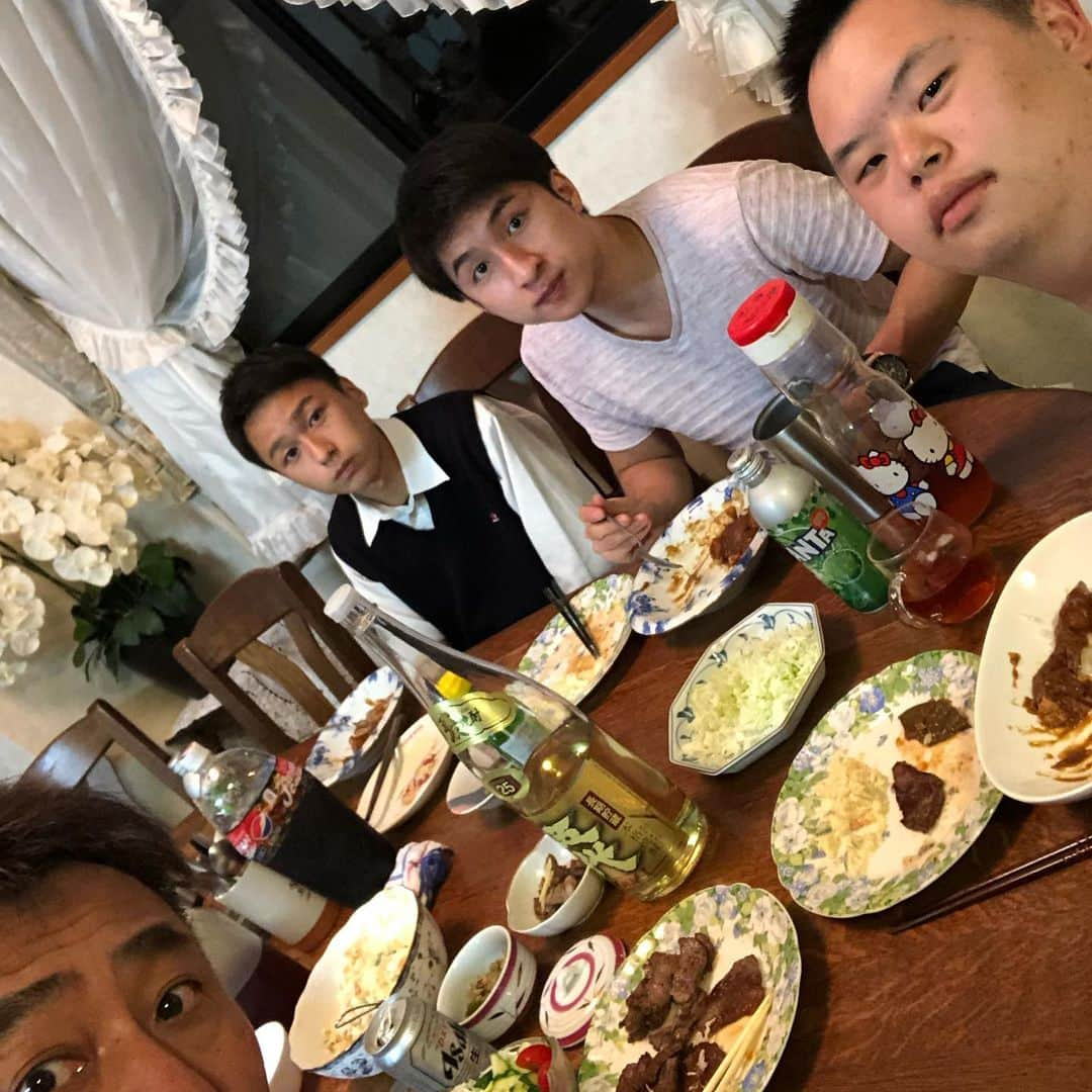 岩本勉さんのインスタグラム写真 - (岩本勉Instagram)「大阪の自宅で甥っ子達と食いまくりやったわ(￣∀￣) 読売テレビ『す・またん』 5時20分から！ まもなく（＾∇＾）」7月15日 4時37分 - gun18gun18