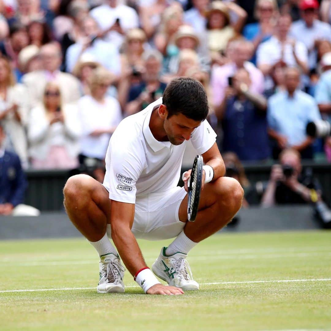 ノバク・ジョコビッチさんのインスタグラム写真 - (ノバク・ジョコビッチInstagram)「Tradition 🌱😃👐🏼 #Wimbledon」7月15日 4時31分 - djokernole