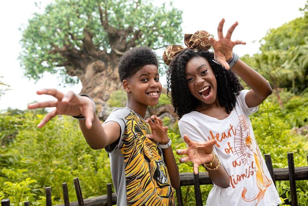 Walt Disney Studiosさんのインスタグラム写真 - (Walt Disney StudiosInstagram)「@JDMcCrary (Young Simba) &  @Shahadi (Young Nala) of #TheLionKing recently surprised guests at Disney's Animal Kingdom Park performing “I Just Can’t Wait to be King” from the soundtrack available now. Get your tickets & see the film in theatres in 5 days! Celebrate the Circle of Life at Disney’s Animal Kingdom Park!」7月15日 4時35分 - disneystudios