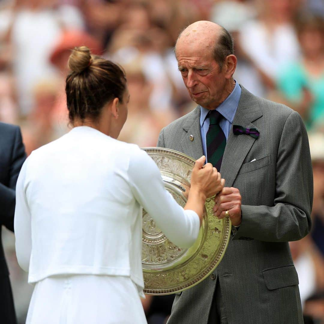 ロイヤル・ファミリーさんのインスタグラム写真 - (ロイヤル・ファミリーInstagram)「The Duke of Kent, President of The All England Lawn Tennis and Croquet Club for 50 years and The Duchess of Cambridge, Patron, on Centre Court at the end of #Wimbledon 2019.  The Duchess of Cambridge presented trophies to men’s singles winner @djokernole and runner up @rogerfederer whilst yesterday The Duke of Kent presented the women’s singles winners trophy to Simona Halep and runner up @serenawilliams 👏🎾 The Duke of Kent, The Duchess of Cambridge and The Duke of Cambridge also thanked all the ball boys and girls, players, staff and referees for making this year’s Wimbledon Tournament such a huge success! 📷@pa」7月15日 4時42分 - theroyalfamily