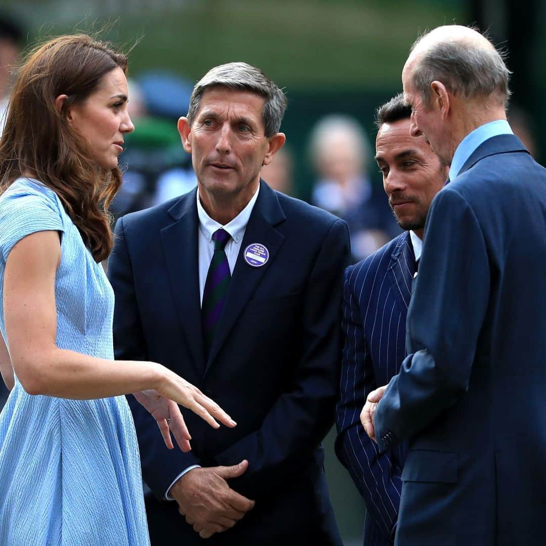 ロイヤル・ファミリーさんのインスタグラム写真 - (ロイヤル・ファミリーInstagram)「The Duke of Kent, President of The All England Lawn Tennis and Croquet Club for 50 years and The Duchess of Cambridge, Patron, on Centre Court at the end of #Wimbledon 2019.  The Duchess of Cambridge presented trophies to men’s singles winner @djokernole and runner up @rogerfederer whilst yesterday The Duke of Kent presented the women’s singles winners trophy to Simona Halep and runner up @serenawilliams 👏🎾 The Duke of Kent, The Duchess of Cambridge and The Duke of Cambridge also thanked all the ball boys and girls, players, staff and referees for making this year’s Wimbledon Tournament such a huge success! 📷@pa」7月15日 4時42分 - theroyalfamily