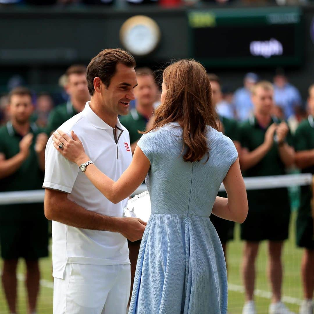 ロイヤル・ファミリーさんのインスタグラム写真 - (ロイヤル・ファミリーInstagram)「The Duke of Kent, President of The All England Lawn Tennis and Croquet Club for 50 years and The Duchess of Cambridge, Patron, on Centre Court at the end of #Wimbledon 2019.  The Duchess of Cambridge presented trophies to men’s singles winner @djokernole and runner up @rogerfederer whilst yesterday The Duke of Kent presented the women’s singles winners trophy to Simona Halep and runner up @serenawilliams 👏🎾 The Duke of Kent, The Duchess of Cambridge and The Duke of Cambridge also thanked all the ball boys and girls, players, staff and referees for making this year’s Wimbledon Tournament such a huge success! 📷@pa」7月15日 4時42分 - theroyalfamily