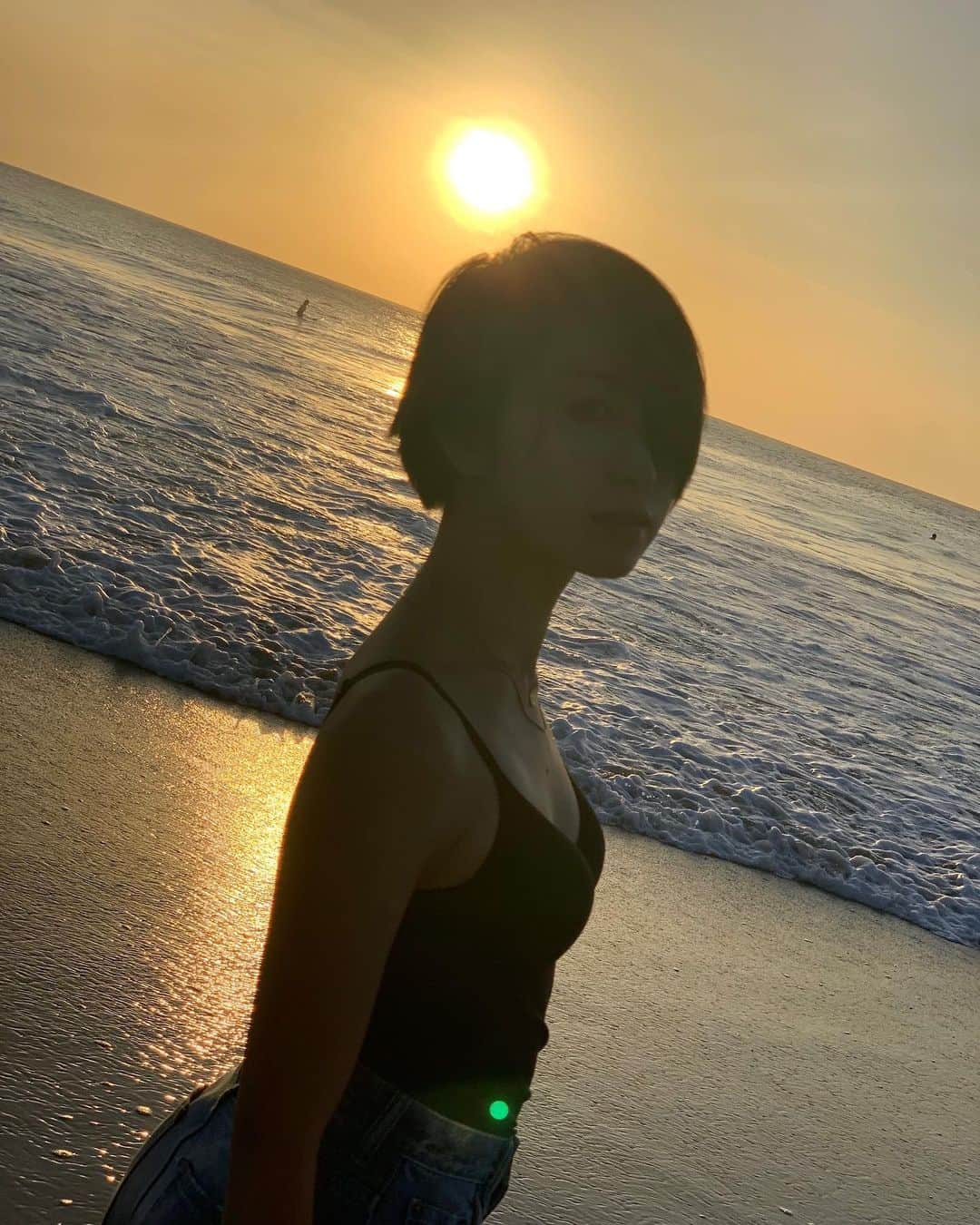 のインスタグラム：「🌅 人も動物も懐っこい。 大自然、そしてローカルに圧倒されながらも  究極に癒されている。 食べるものはベリベリスパイシーデリシャス💛🧡 スリランカ最高です🇱🇰 . 海で出会ったサラ(と名付けた)が良い子で ずっと一緒にいました🐕 ─── #srilanka #arugambay #sunrise #beach #silhouette #wilddog #spicytrip #amazing #spaceylon #ayurveda #iPhonexs #portrait #スリランカ #アルガムベイ #朝の散歩 #シルエットロマンス #ショート女子 #野犬 #穏やかな子 #サラコナー #野犬多し #自然と動物と人が共存 #中里の旅 #セイカツニスパイス」