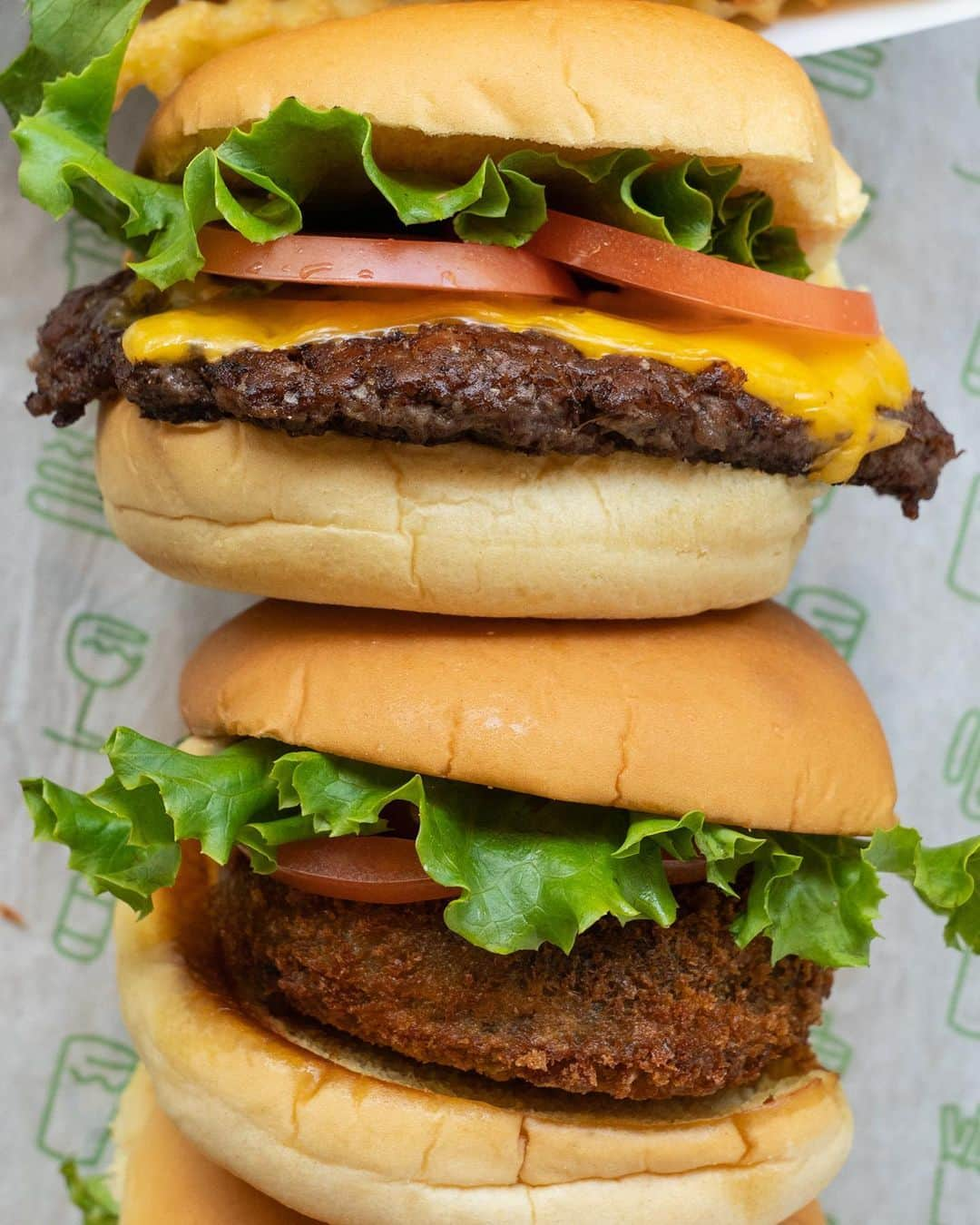 SHAKE SHACKさんのインスタグラム写真 - (SHAKE SHACKInstagram)「Up close + craveable. 🤤 #shakeshack」7月15日 4時55分 - shakeshack