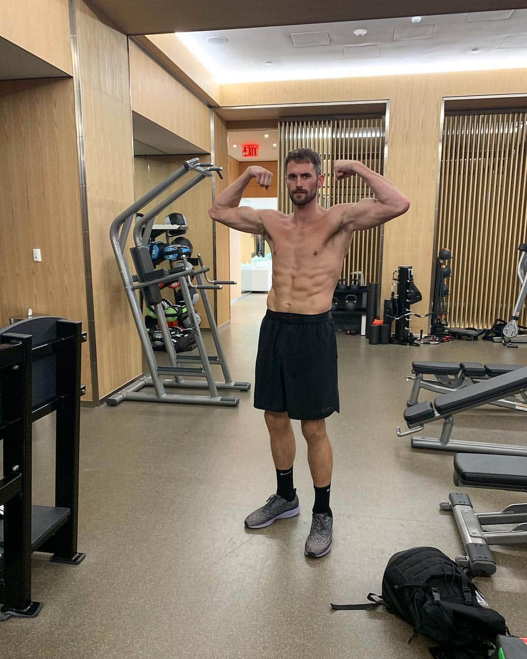 ケビン・ラブさんのインスタグラム写真 - (ケビン・ラブInstagram)「Sunday Morning 💪🏻 “Bro, get in the gym and stop posting vacation photos” @richardajefferson @channingfrye and all other keyboard warriors. 🤡 Two things— 1. I can’t pose so this is the best flex I got at the moment 2. Going to start building back up but if you need to get your diet/foods right nows the time to ask. I got you!!」7月15日 4時56分 - kevinlove